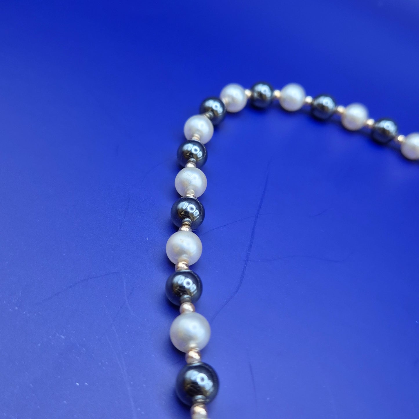 Elegante Perlenkette mit grauen und weißen Perlen