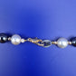 Elegante Perlenkette mit grauen und weißen Perlen