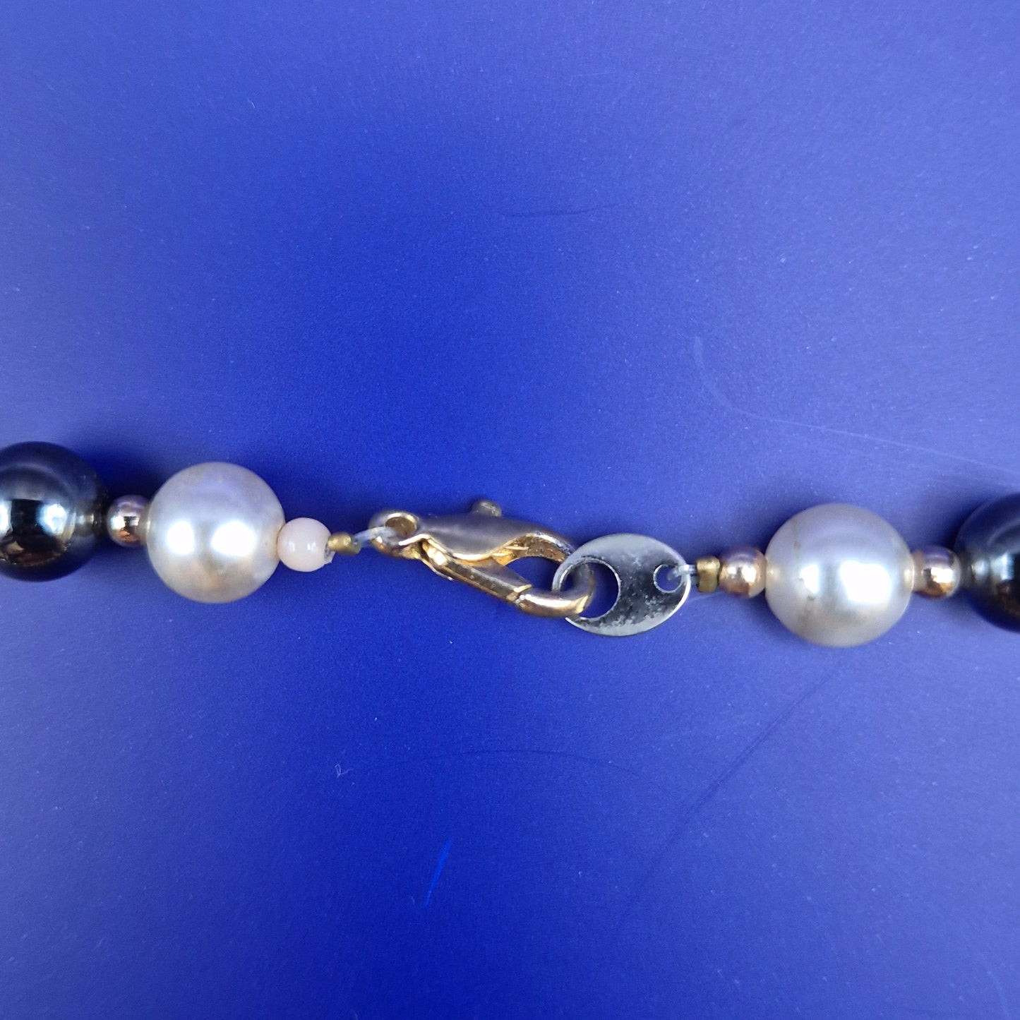 Elegante Perlenkette mit grauen und weißen Perlen