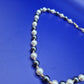 Elegante Perlenkette mit grauen und weißen Perlen
