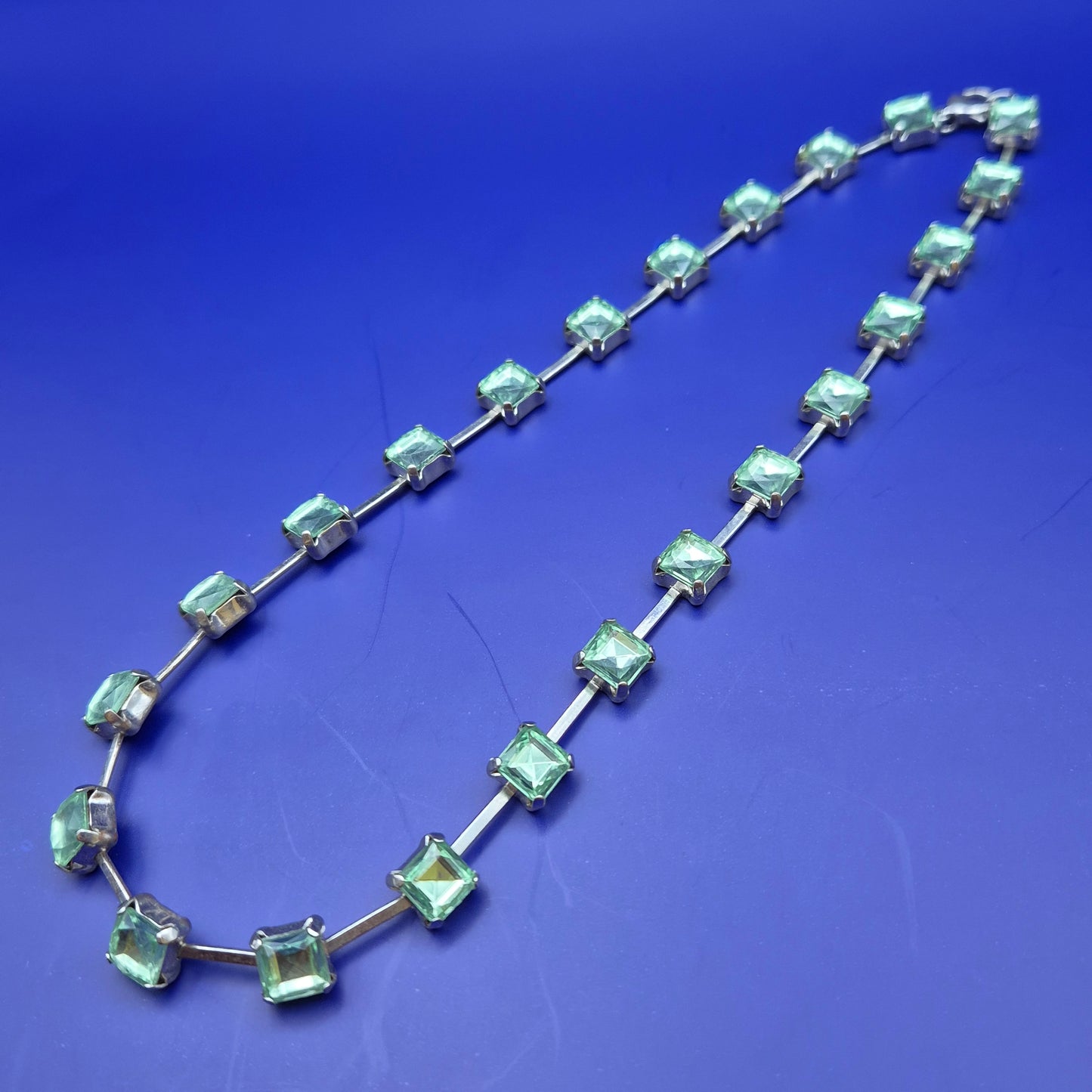 Vintage Statement Kette mit hellgrünen quadratischen Schmucksteinen