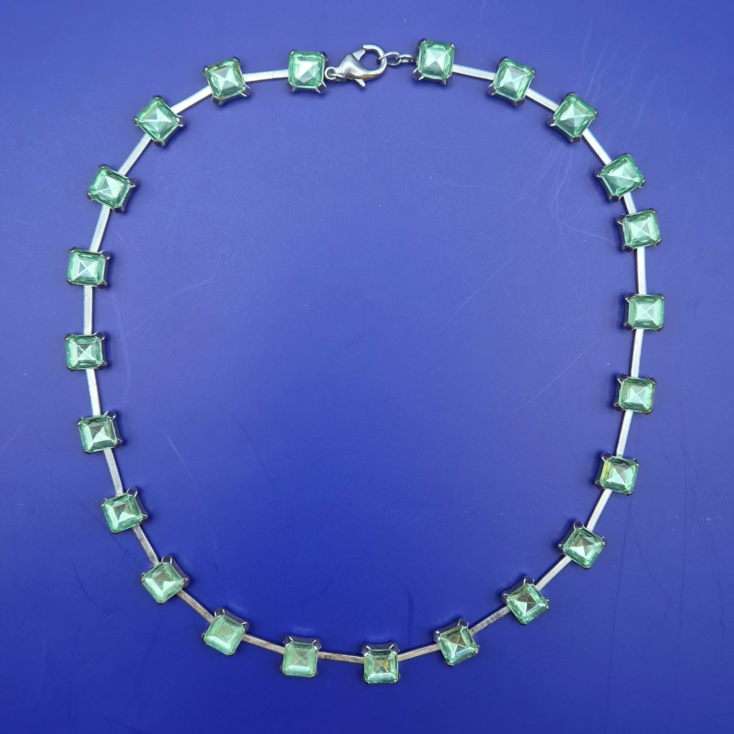 Vintage Statement Kette mit hellgrünen quadratischen Schmucksteinen