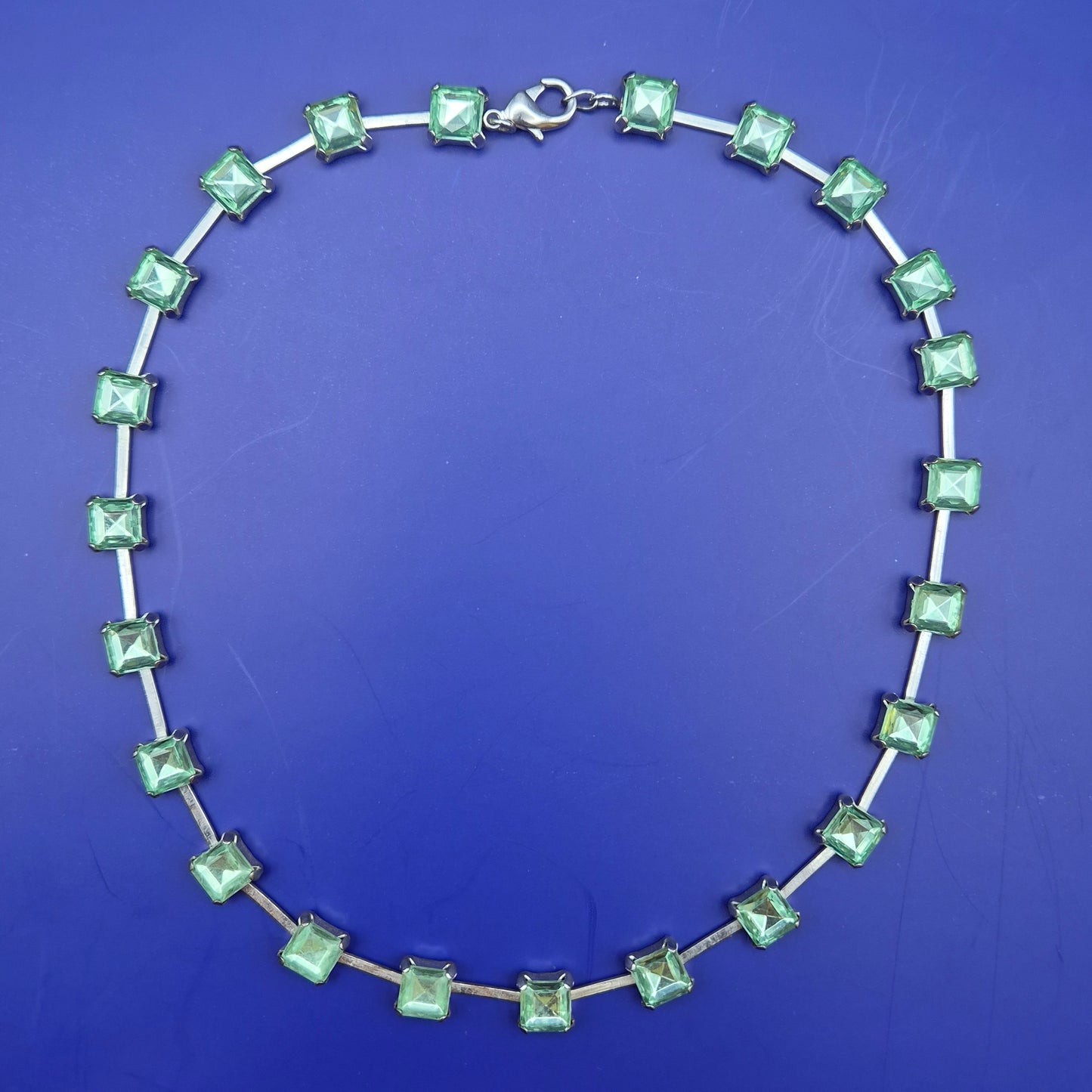 Vintage Statement Kette mit hellgrünen quadratischen Schmucksteinen