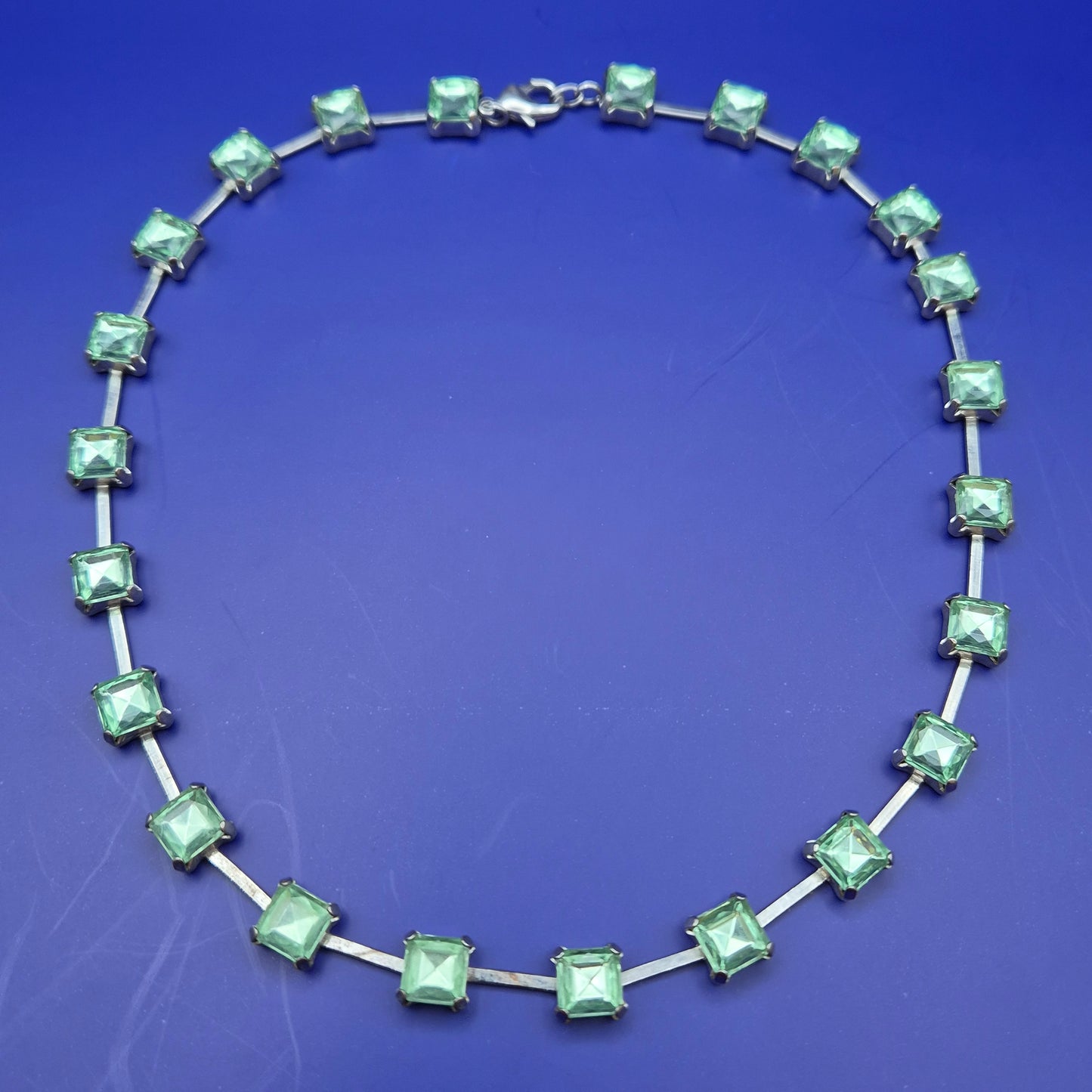 Vintage Statement Kette mit hellgrünen quadratischen Schmucksteinen
