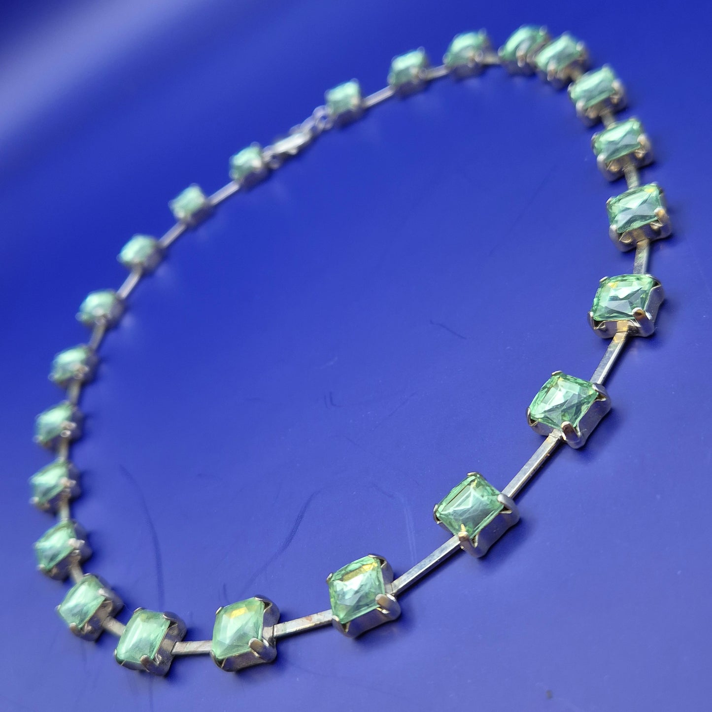 Vintage Statement Kette mit hellgrünen quadratischen Schmucksteinen