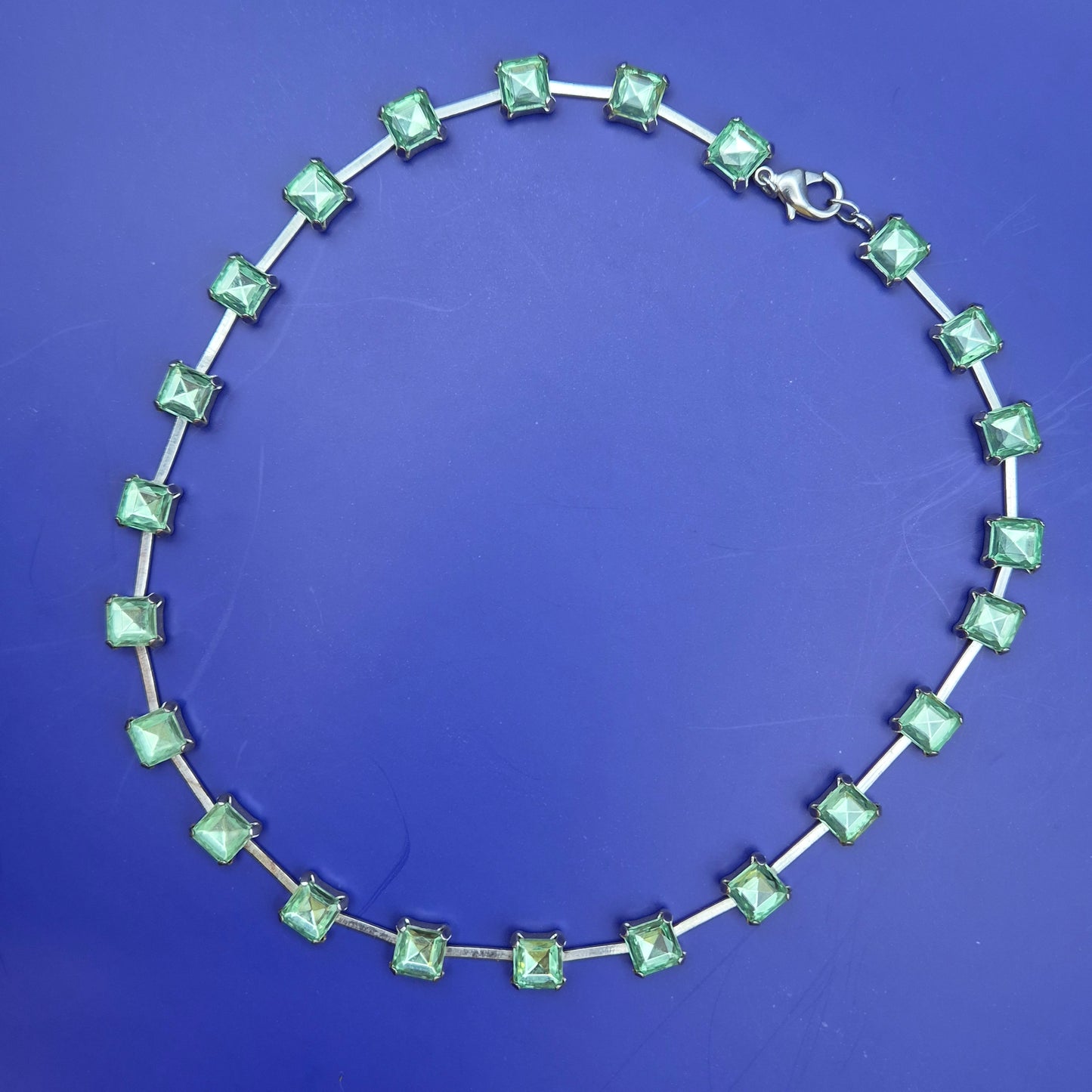 Vintage Statement Kette mit hellgrünen quadratischen Schmucksteinen