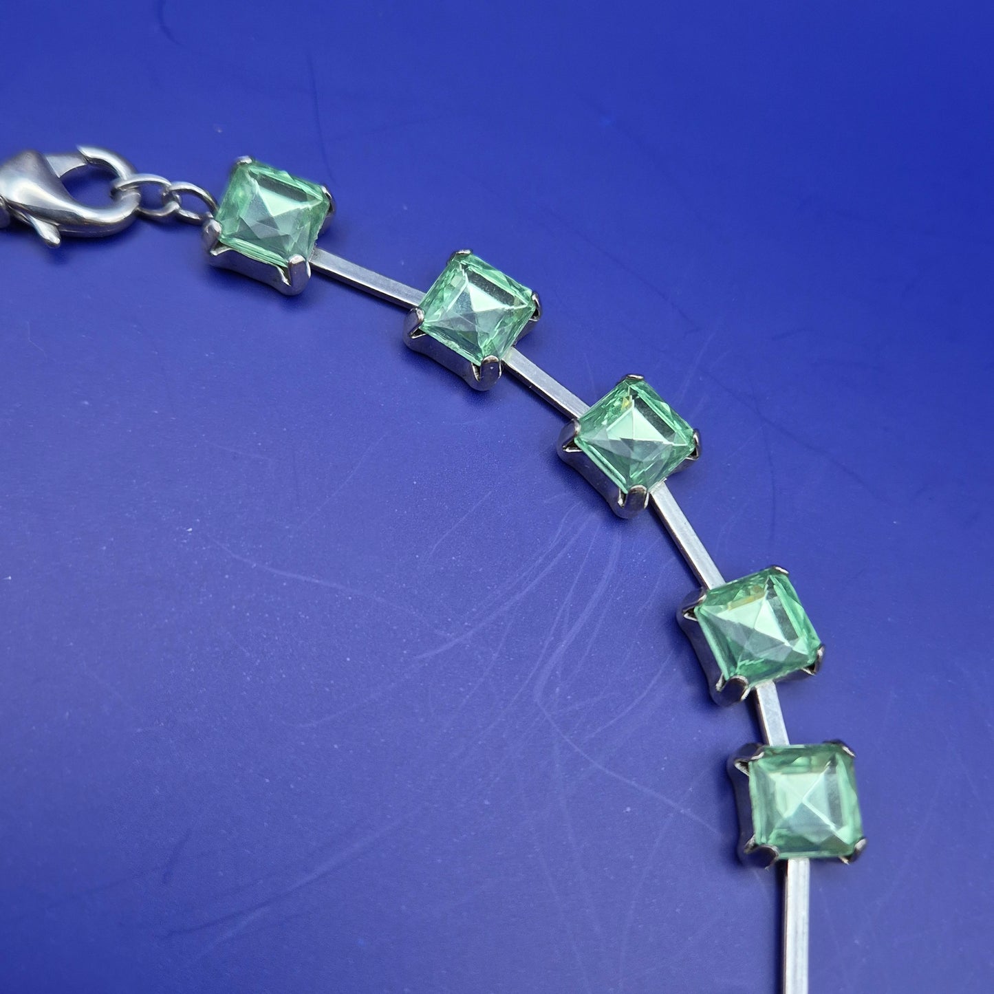 Vintage Statement Kette mit hellgrünen quadratischen Schmucksteinen