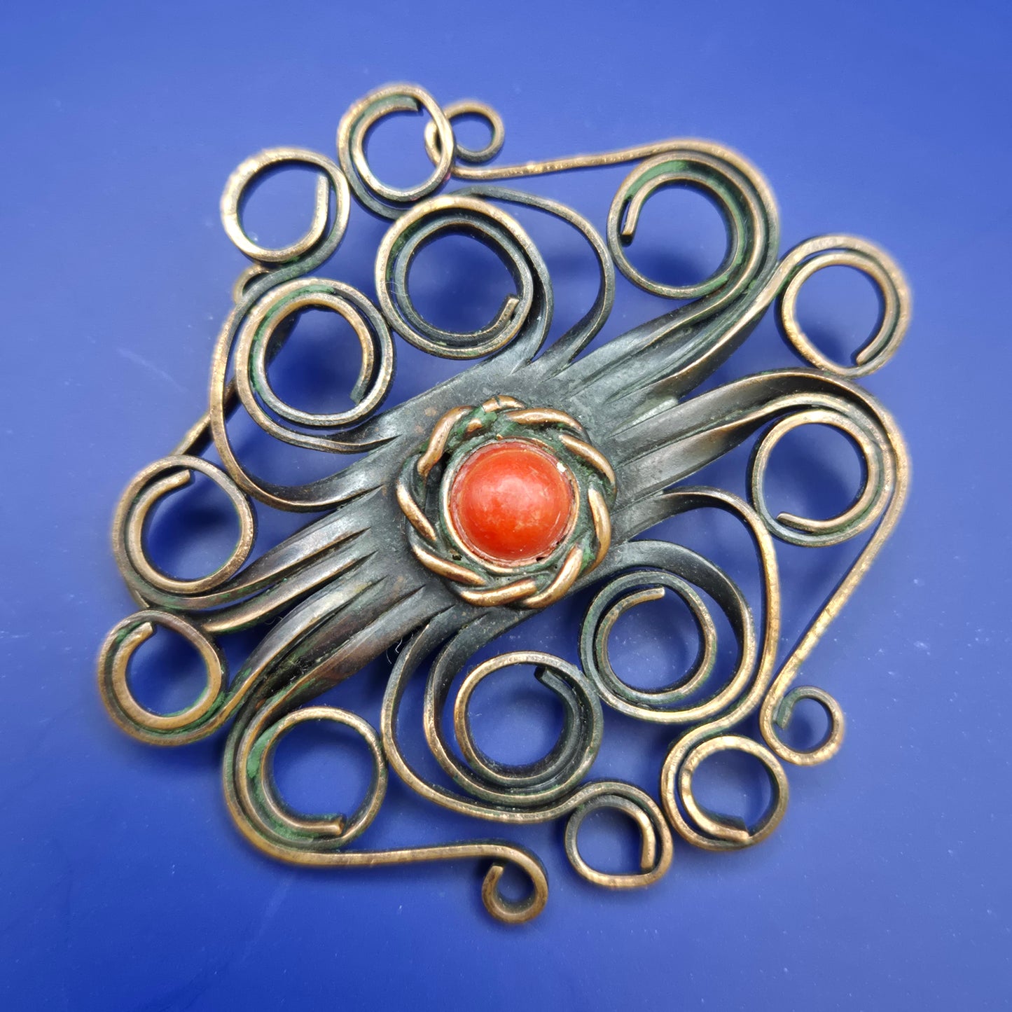 Vintage Metallbrosche mit Korallen-Besatz Kunsthandwerk Schmuck