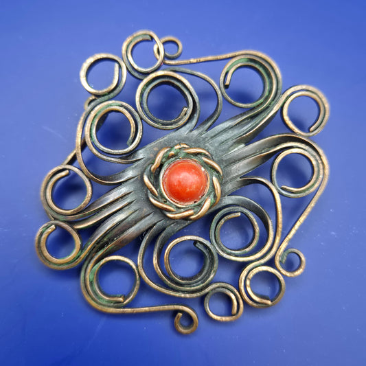 Vintage Metallbrosche mit Korallen-Besatz Kunsthandwerk Schmuck