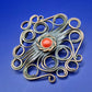 Vintage Metallbrosche mit Korallen-Besatz Kunsthandwerk Schmuck