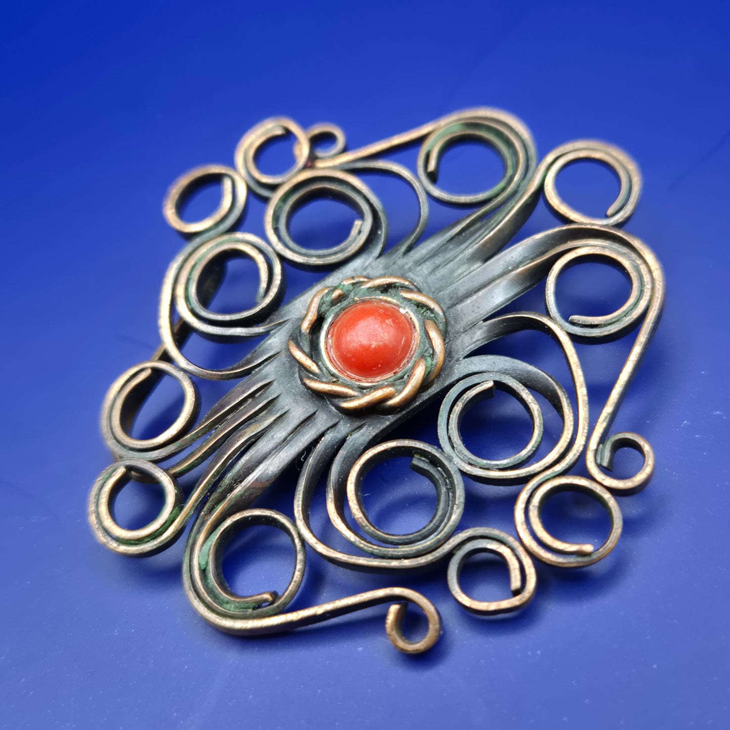 Vintage Metallbrosche mit Korallen-Besatz Kunsthandwerk Schmuck