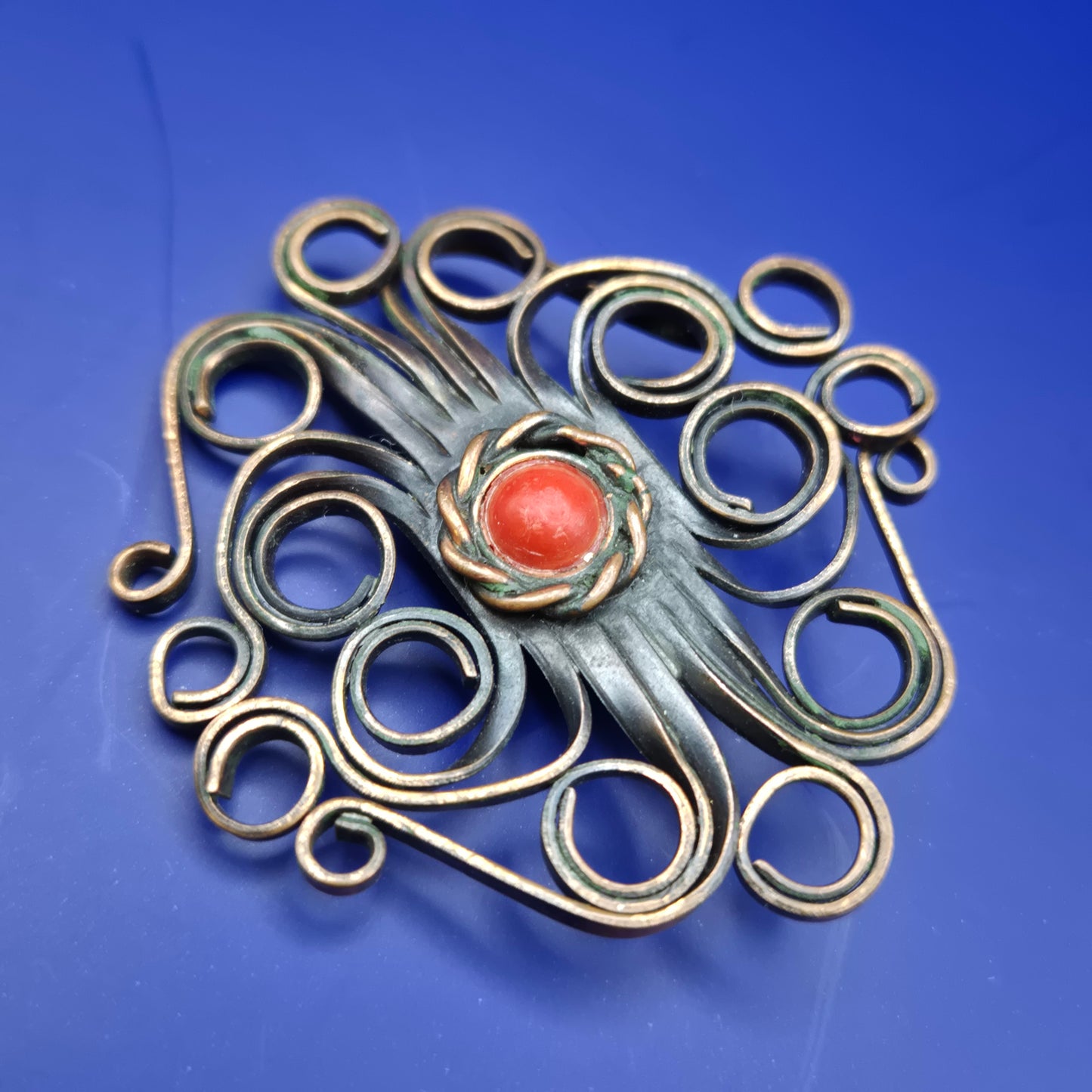 Vintage Metallbrosche mit Korallen-Besatz Kunsthandwerk Schmuck