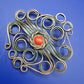 Vintage Metallbrosche mit Korallen-Besatz Kunsthandwerk Schmuck