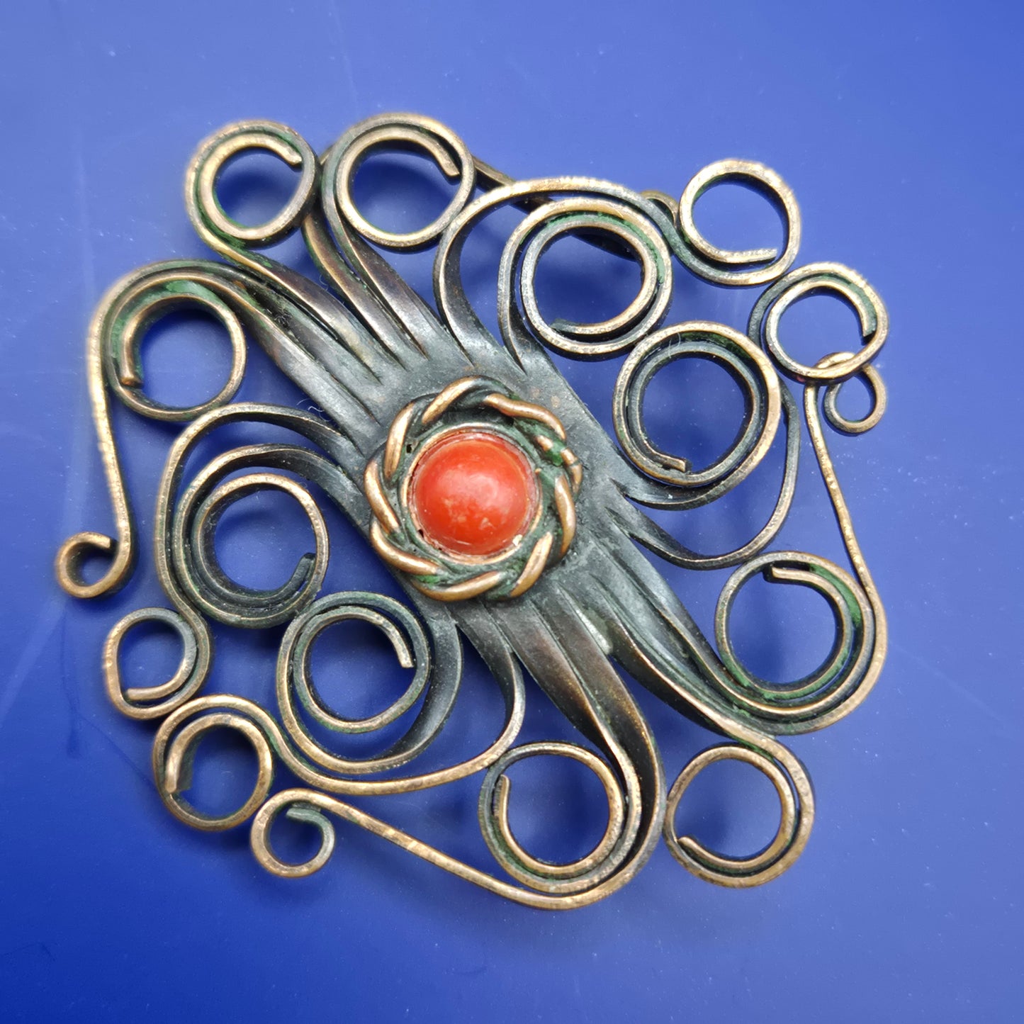 Vintage Metallbrosche mit Korallen-Besatz Kunsthandwerk Schmuck
