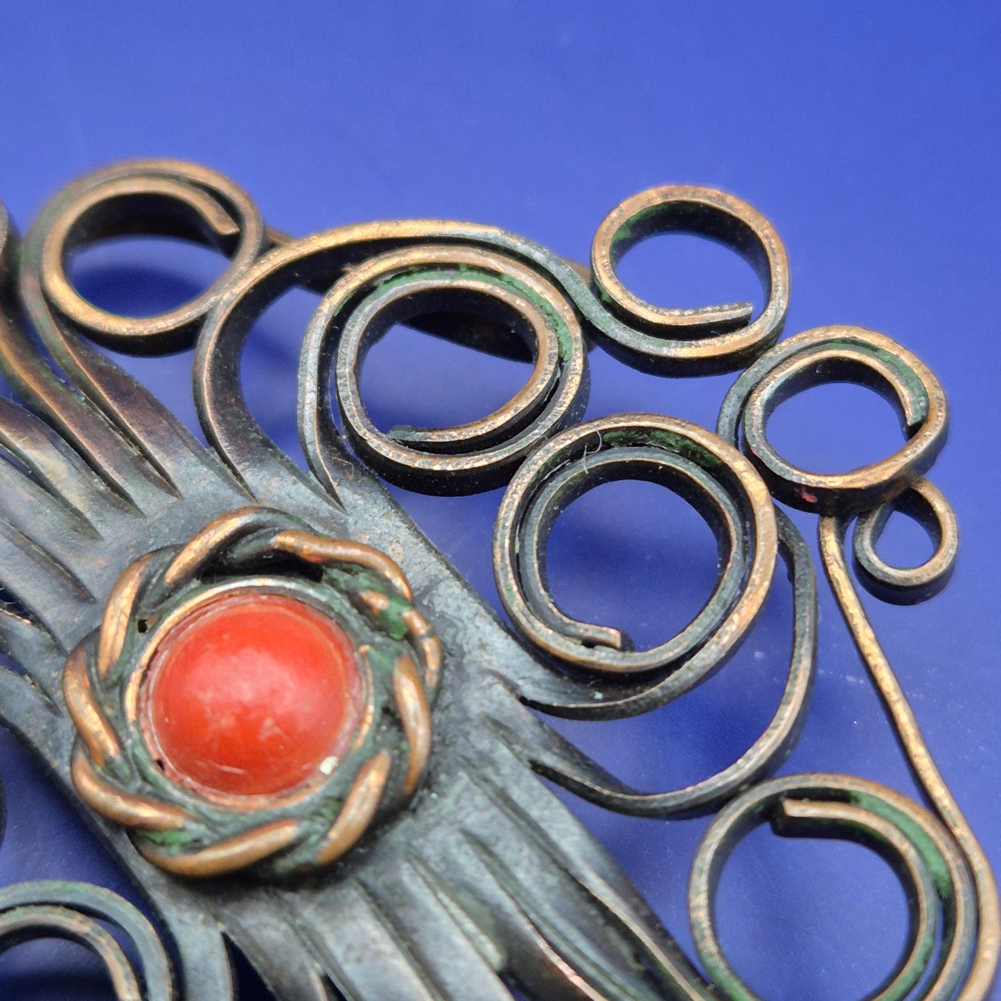 Vintage Metallbrosche mit Korallen-Besatz Kunsthandwerk Schmuck