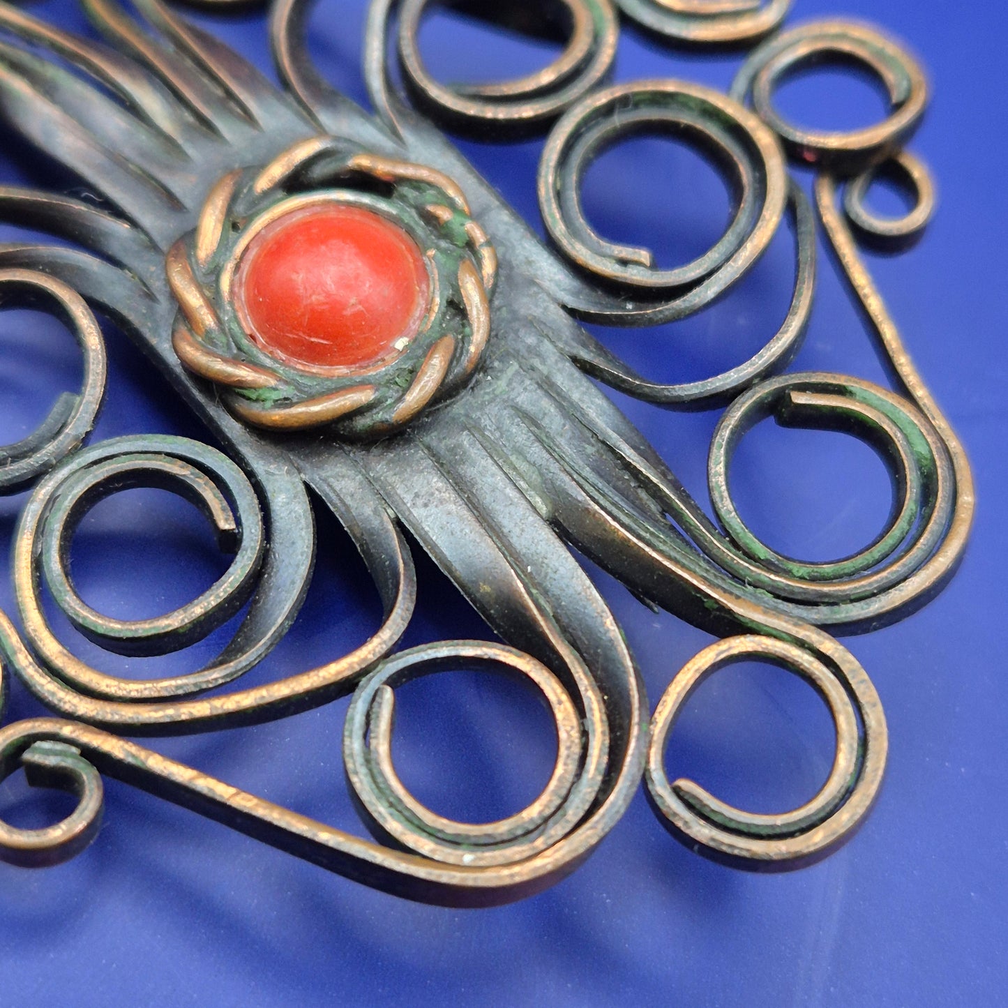Vintage Metallbrosche mit Korallen-Besatz Kunsthandwerk Schmuck