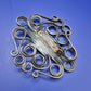 Vintage Metallbrosche mit Korallen-Besatz Kunsthandwerk Schmuck