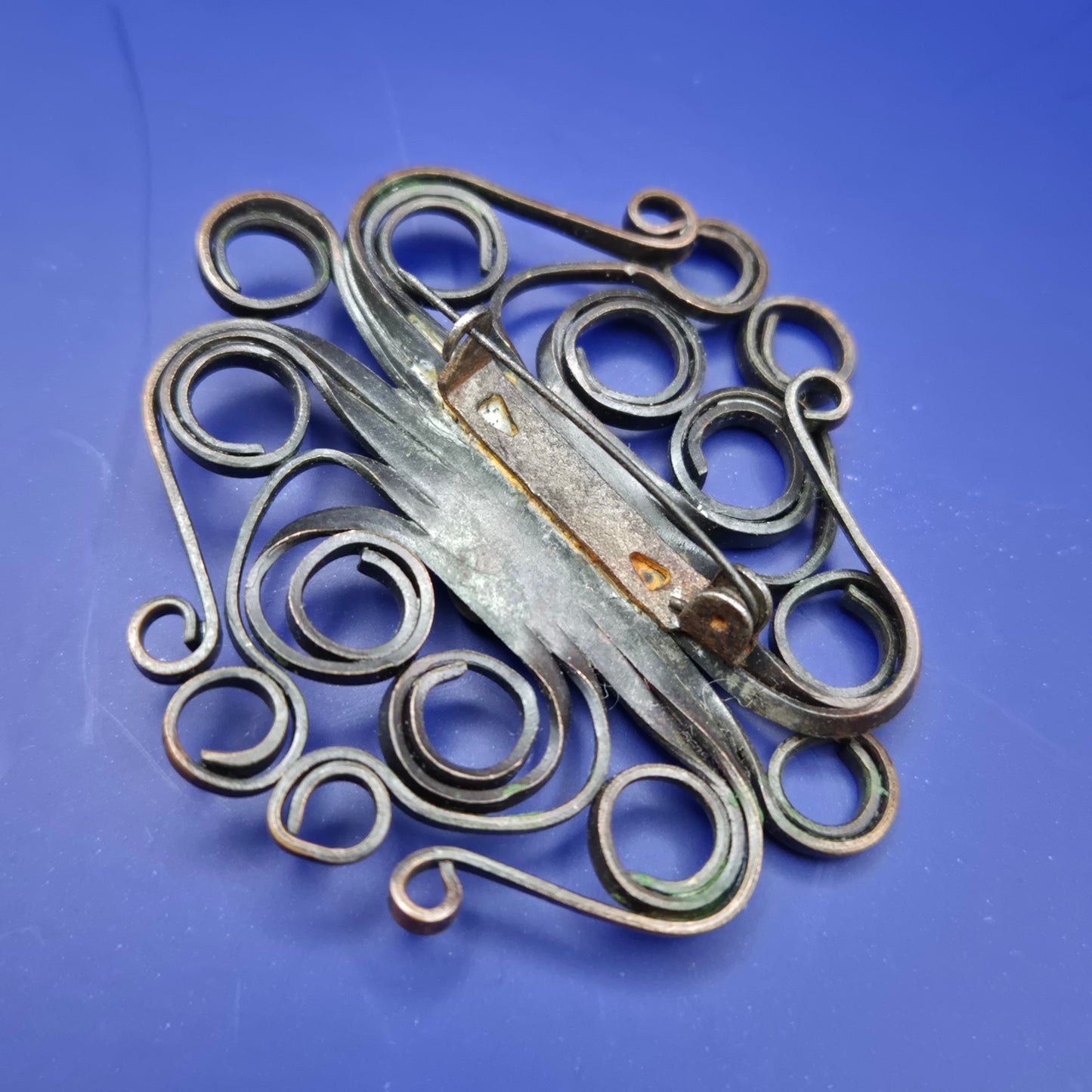 Vintage Metallbrosche mit Korallen-Besatz Kunsthandwerk Schmuck