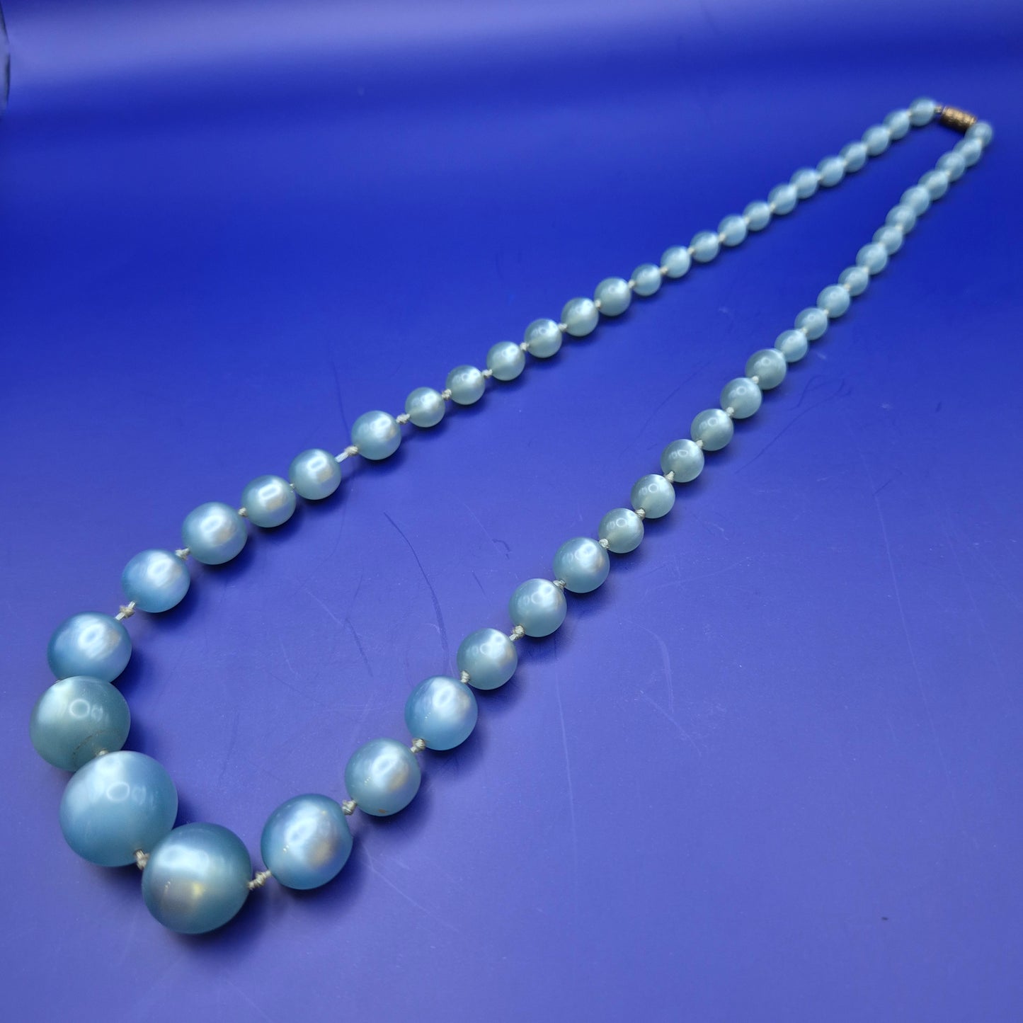Elegante Vintage Perlenkette mit Verlauf in Pastellblau