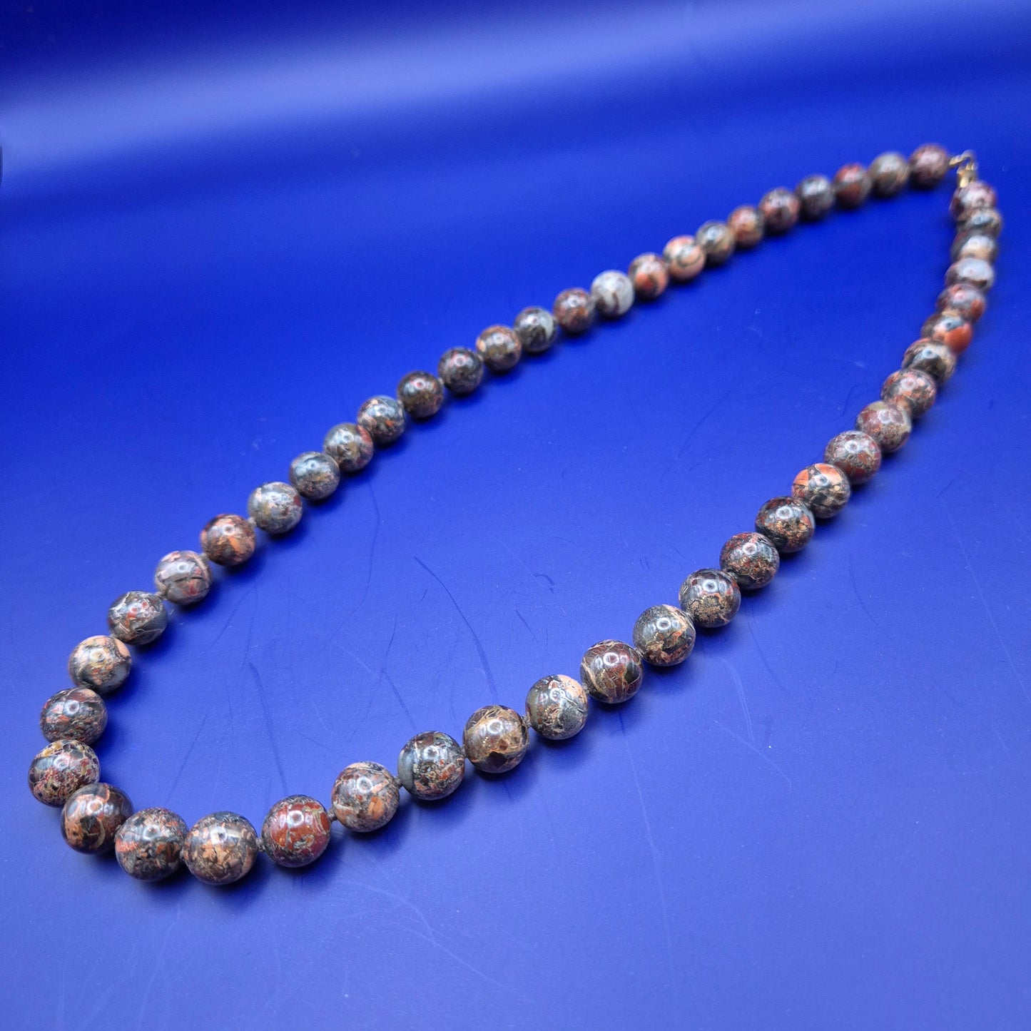 Elegante Vintage Kette aus gemusterten Natursteinperlen
