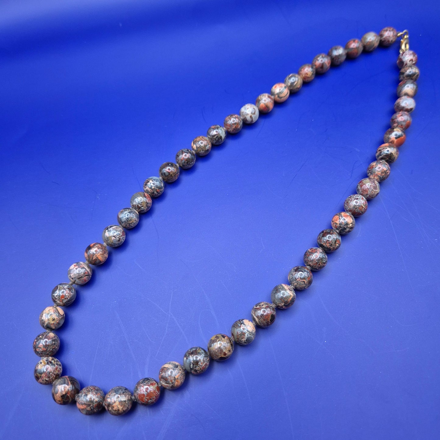 Elegante Vintage Kette aus gemusterten Natursteinperlen