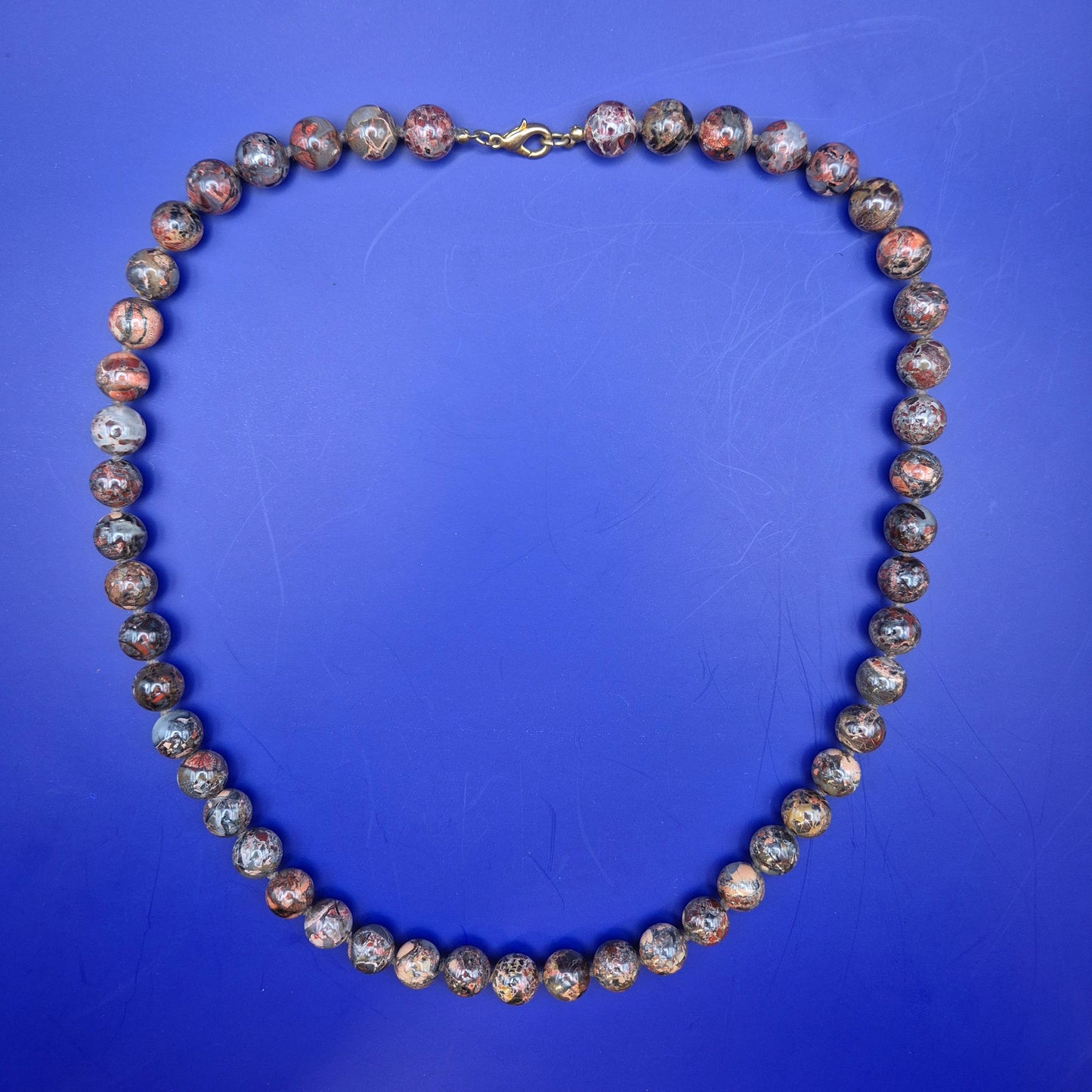 Elegante Vintage Kette aus gemusterten Natursteinperlen