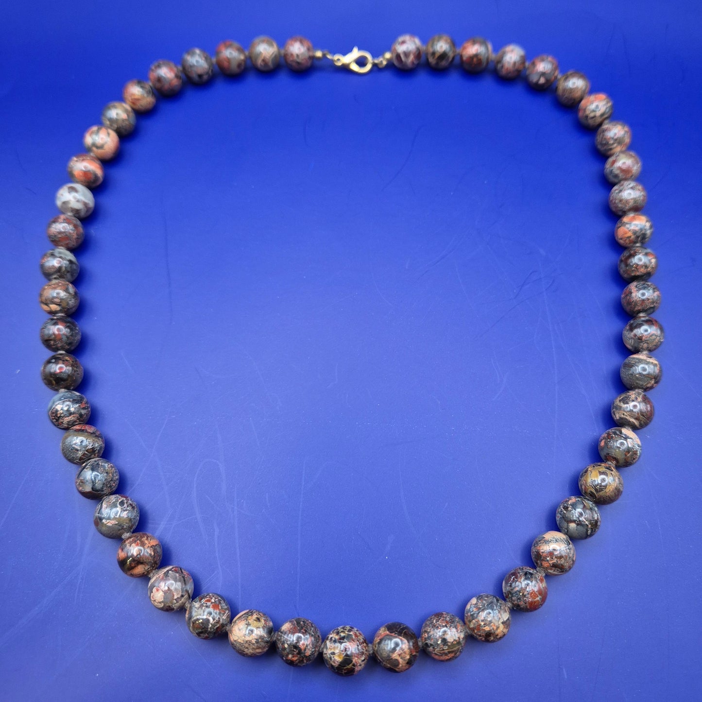 Elegante Vintage Kette aus gemusterten Natursteinperlen