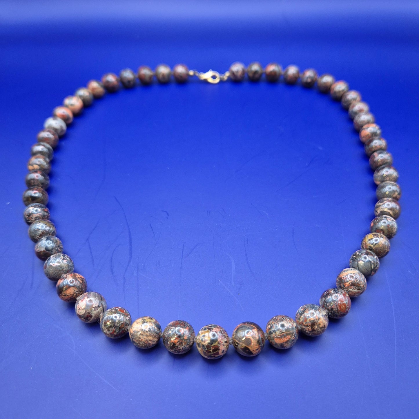 Elegante Vintage Kette aus gemusterten Natursteinperlen