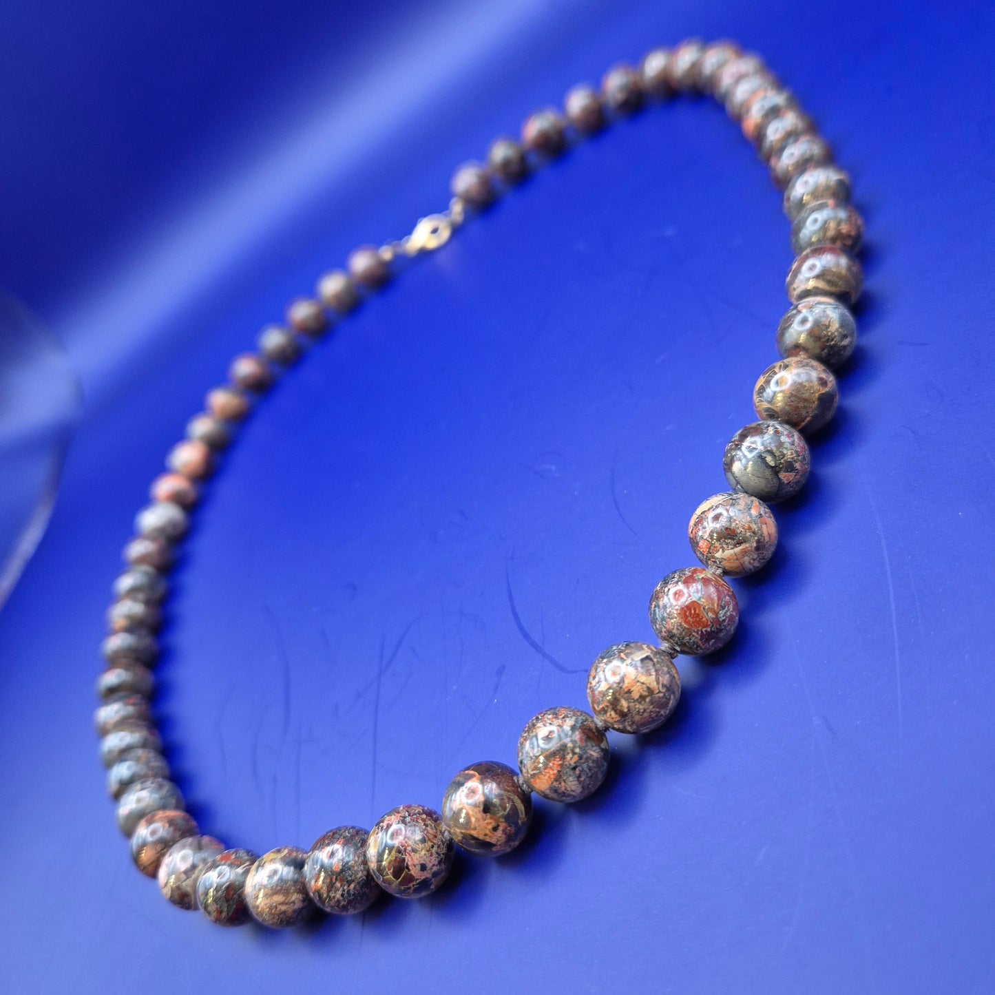 Elegante Vintage Kette aus gemusterten Natursteinperlen