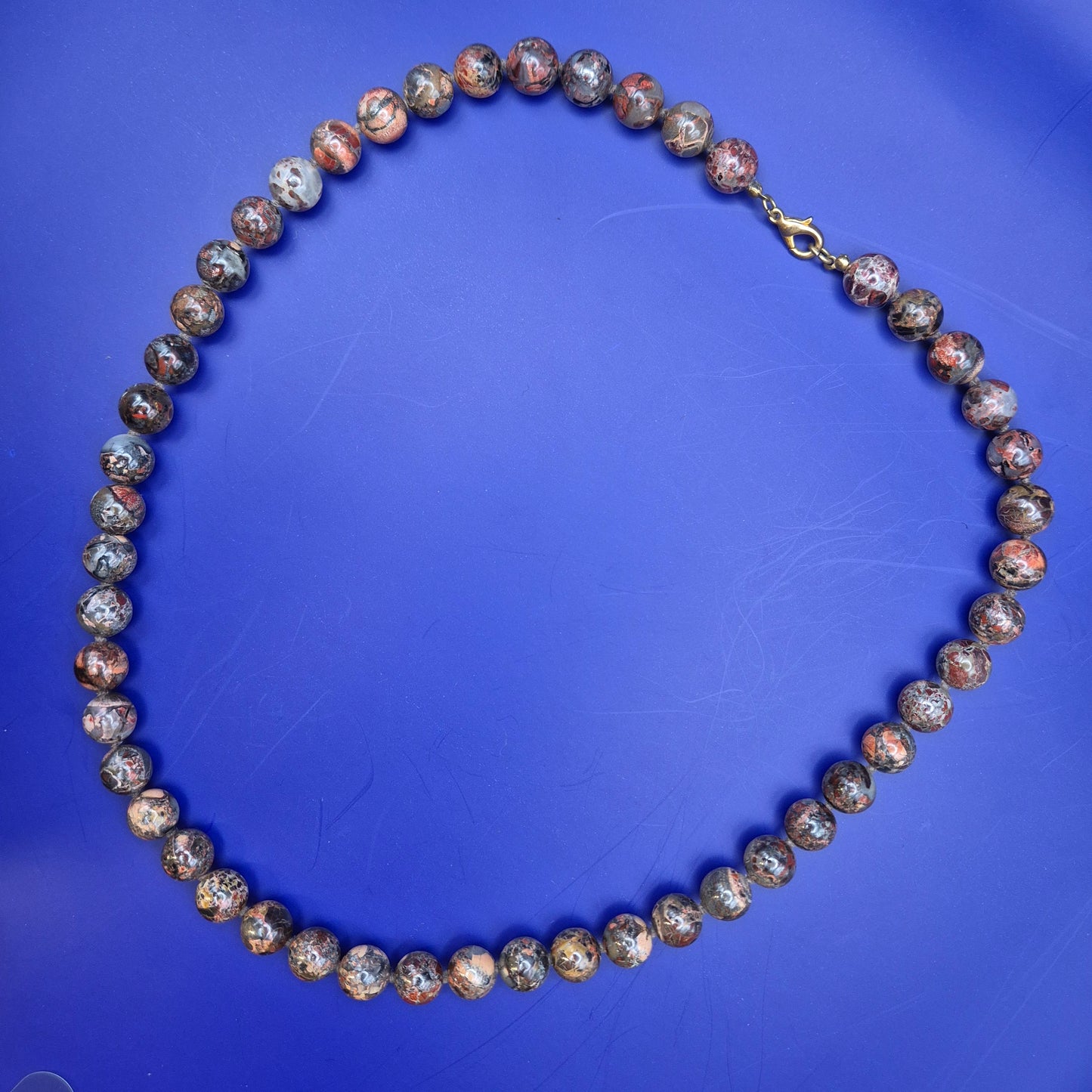 Elegante Vintage Kette aus gemusterten Natursteinperlen