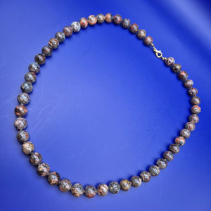 Elegante Vintage Kette aus gemusterten Natursteinperlen