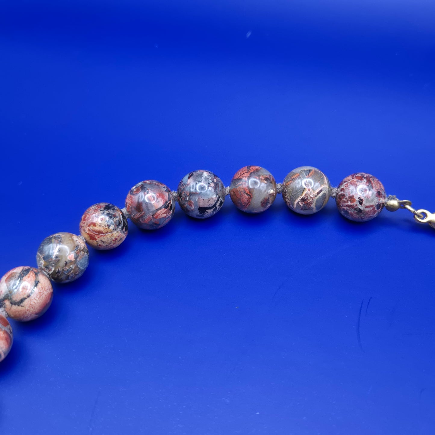Elegante Vintage Kette aus gemusterten Natursteinperlen