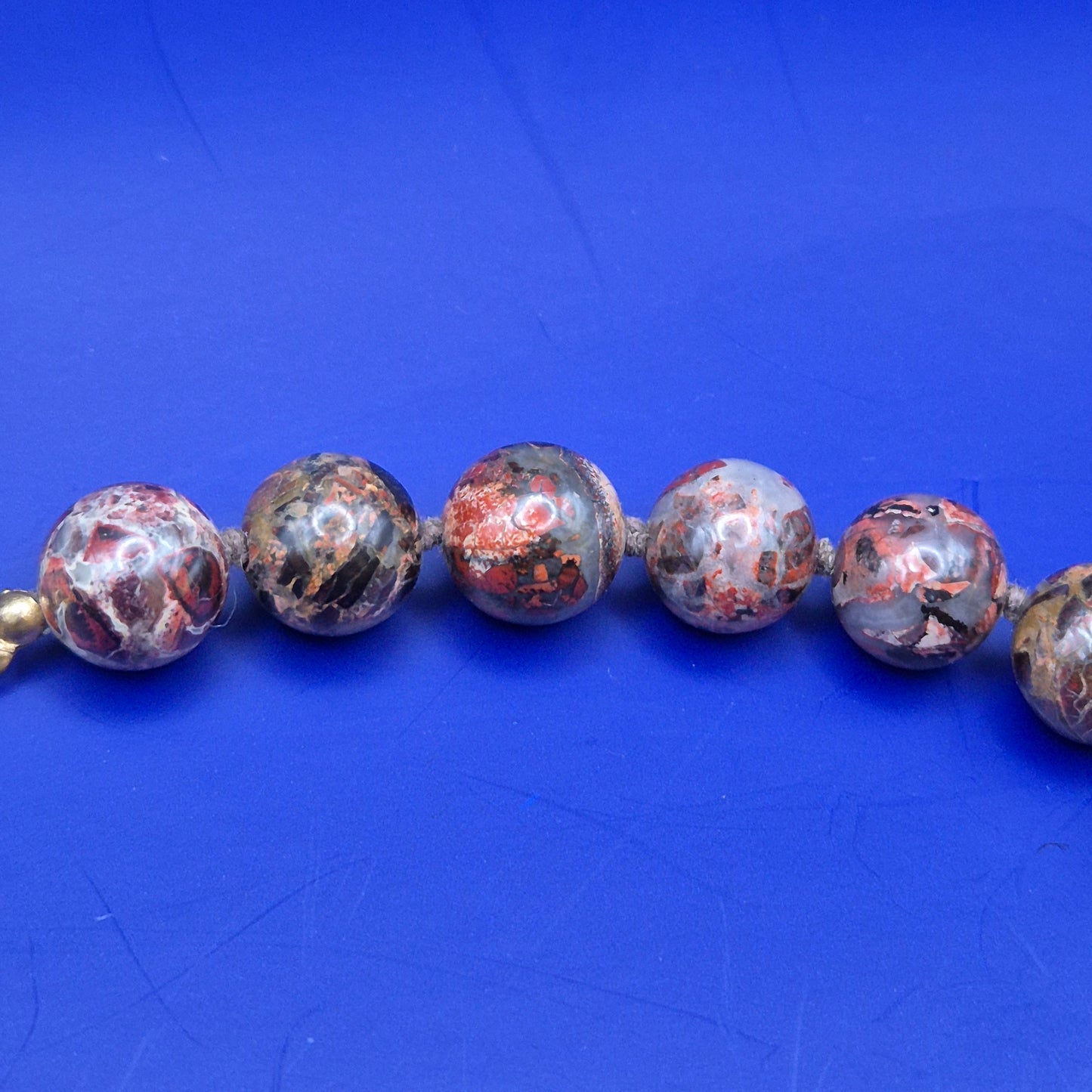 Elegante Vintage Kette aus gemusterten Natursteinperlen