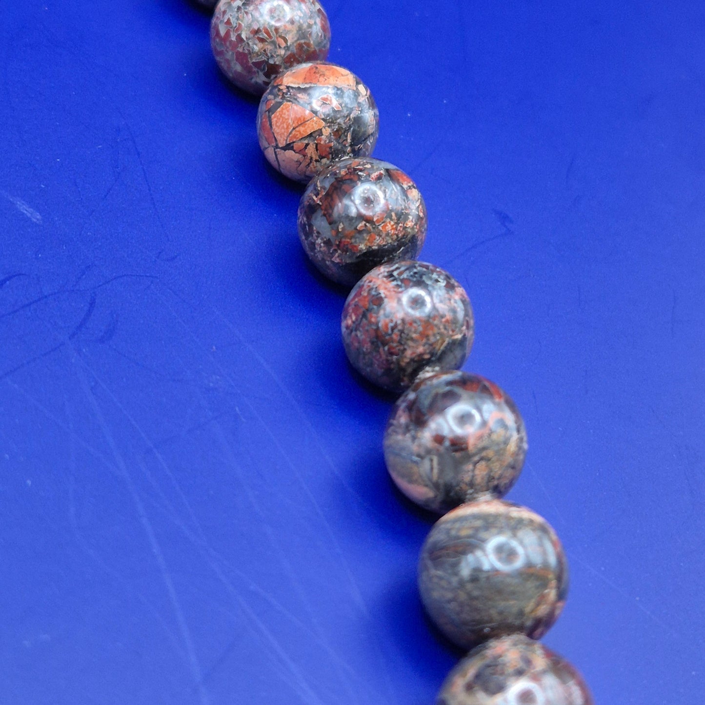 Elegante Vintage Kette aus gemusterten Natursteinperlen