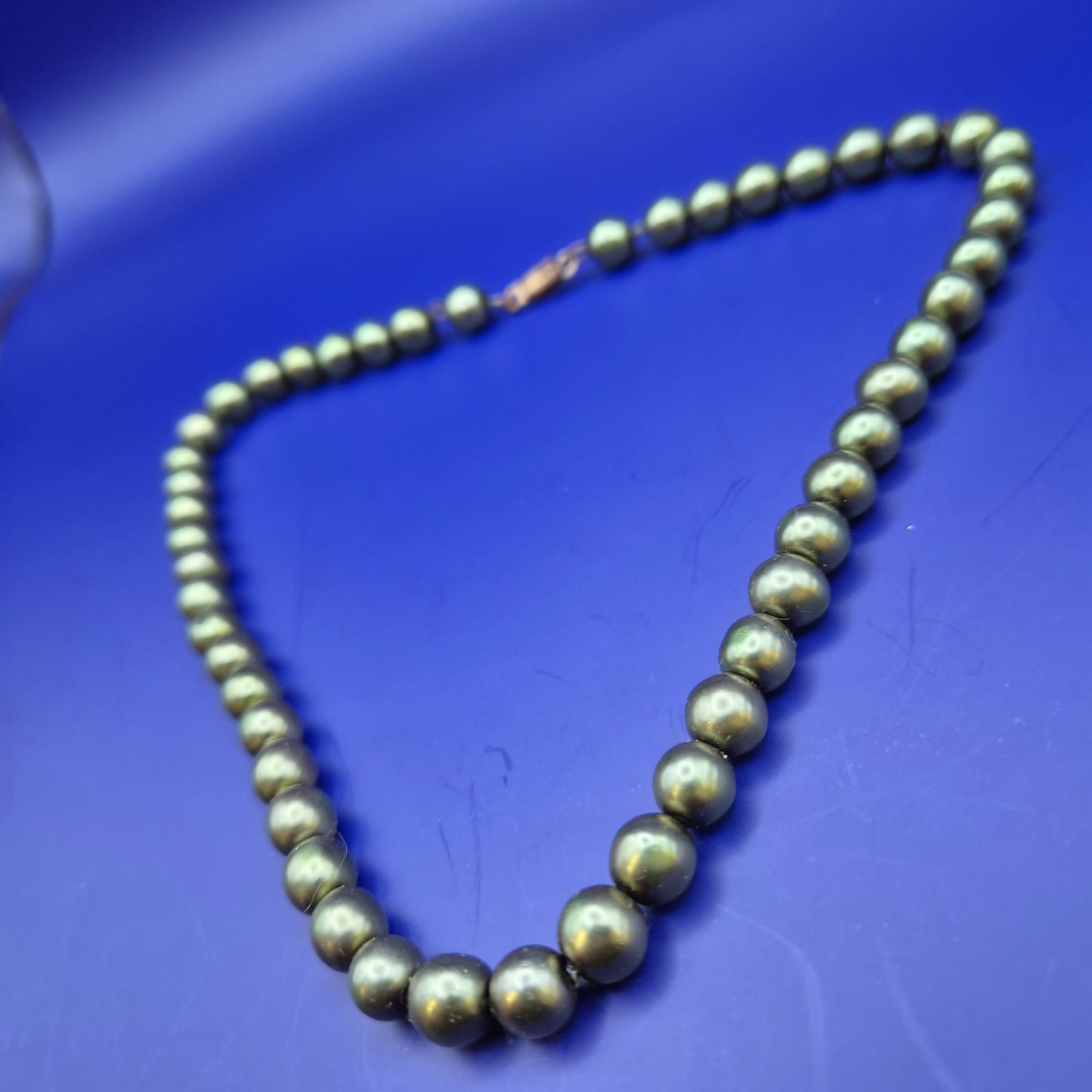 Vintage Perlenkette in Grau mit klassischem Steckverschluss