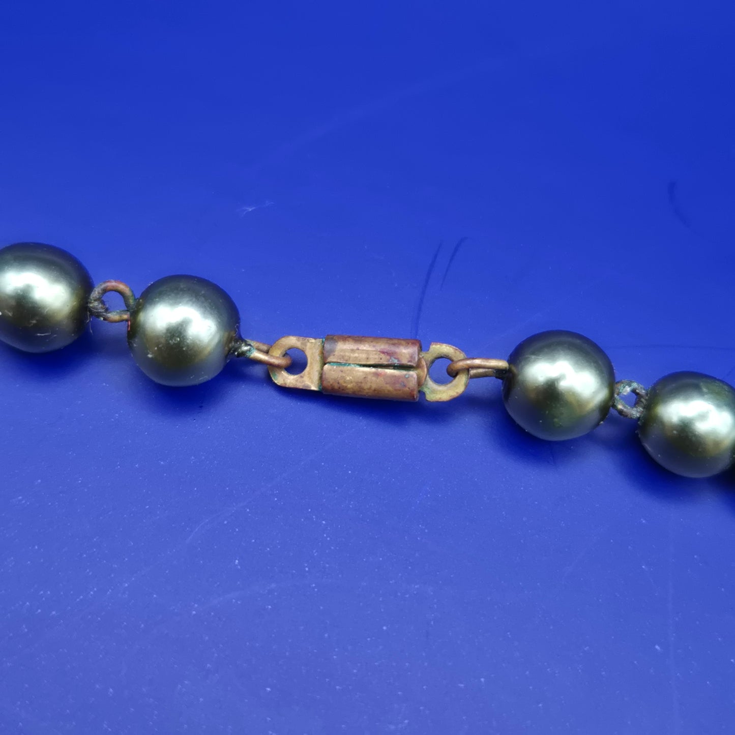 Vintage Perlenkette in Grau mit klassischem Steckverschluss