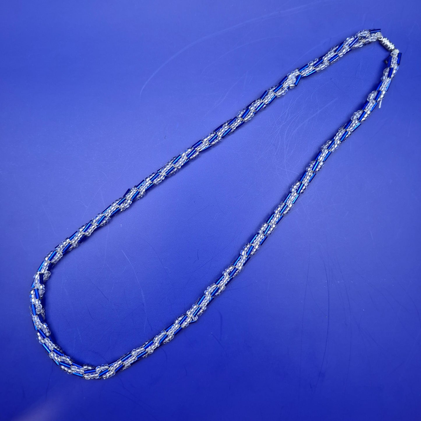 Vintage Kette Blau Weiß gedrehtes Design Glasperlen 45 cm