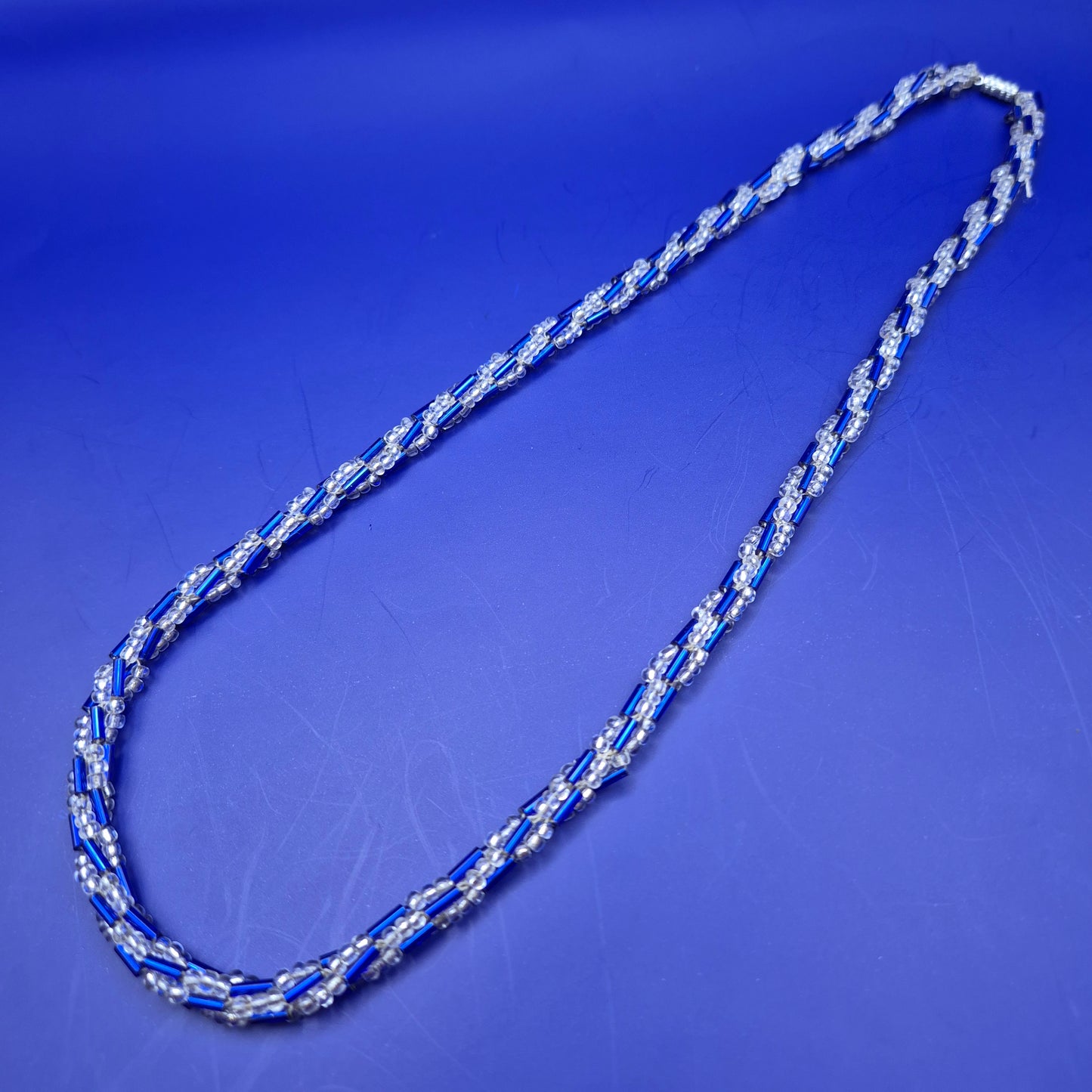 Vintage Kette Blau Weiß gedrehtes Design Glasperlen 45 cm