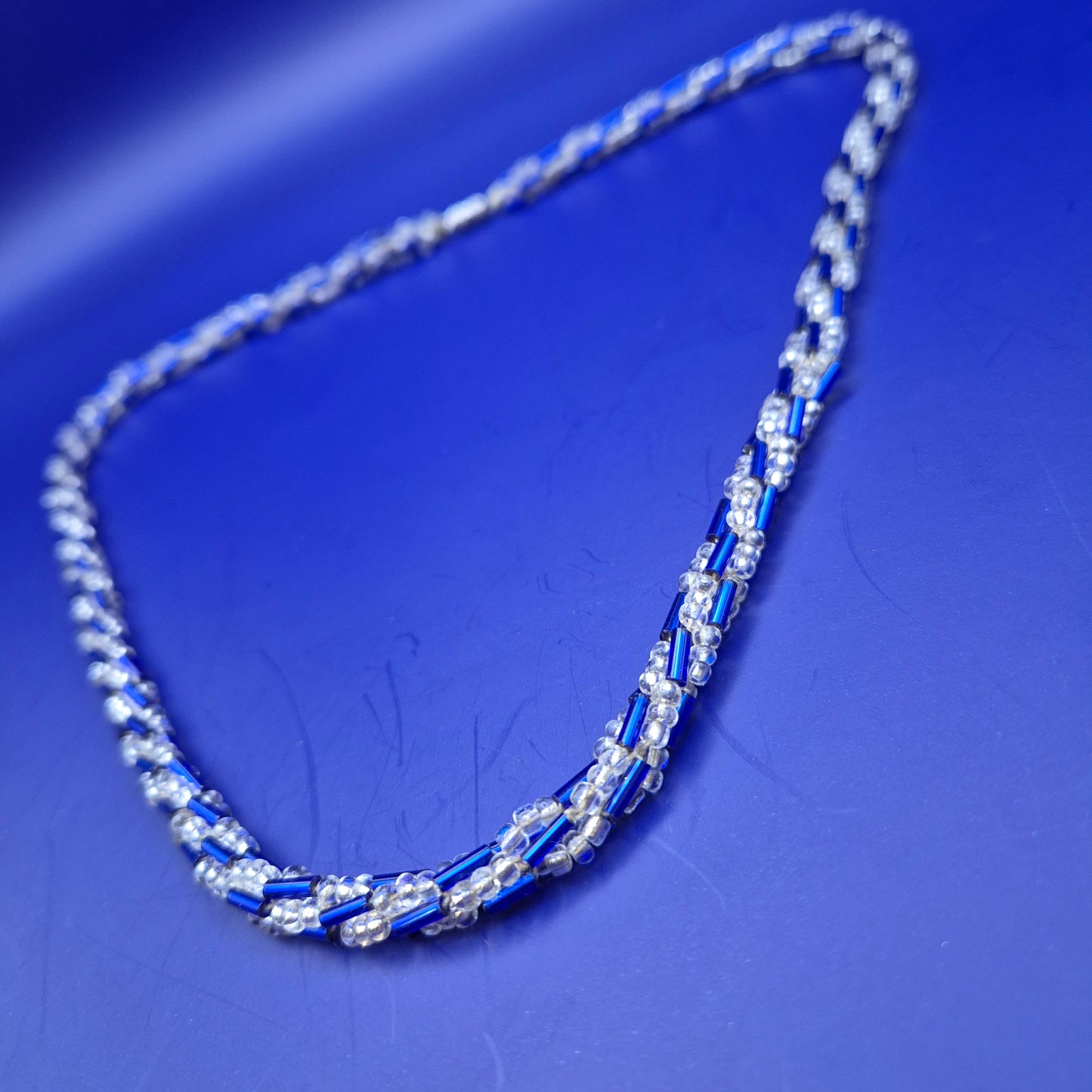 Vintage Kette Blau Weiß gedrehtes Design Glasperlen 45 cm