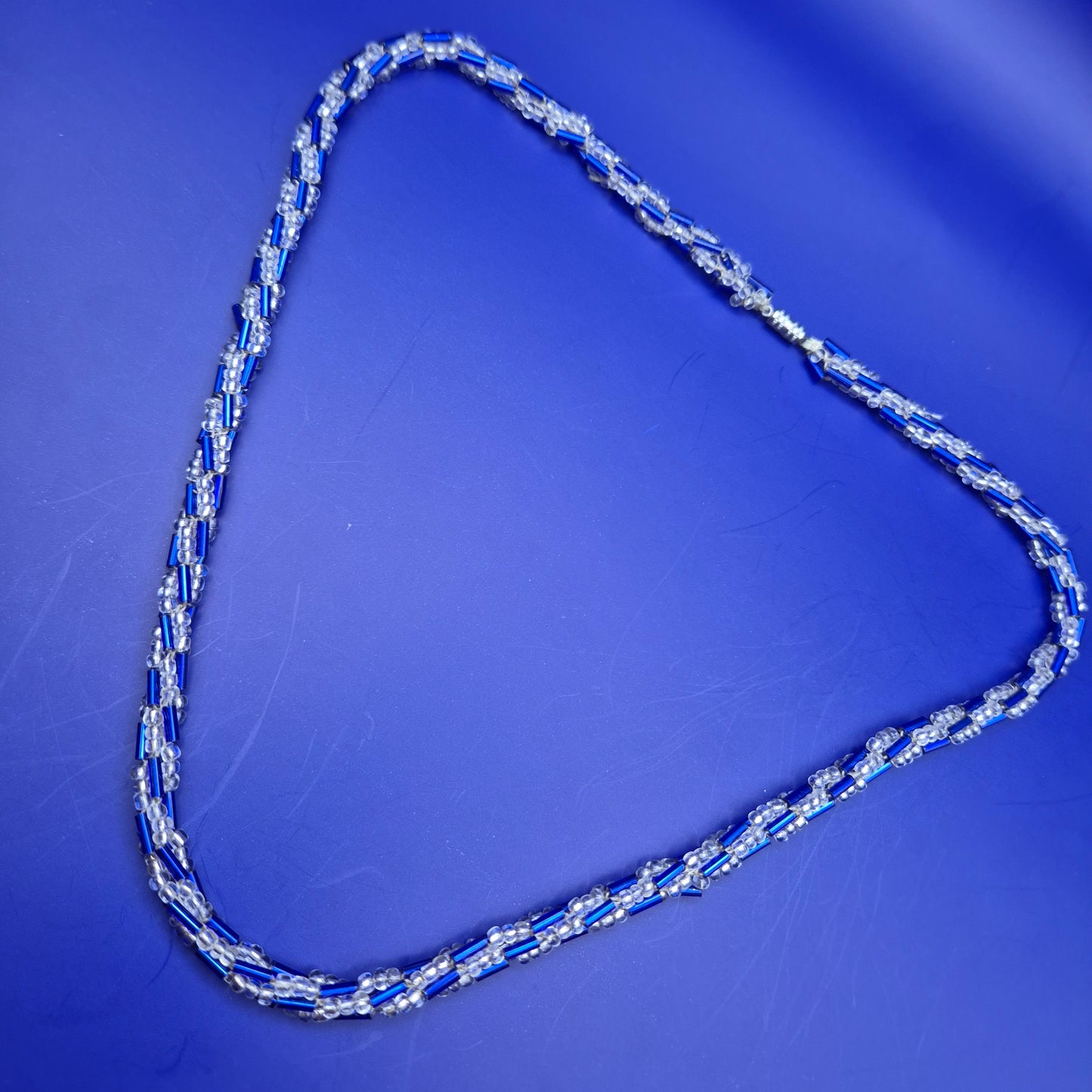 Vintage Kette Blau Weiß gedrehtes Design Glasperlen 45 cm