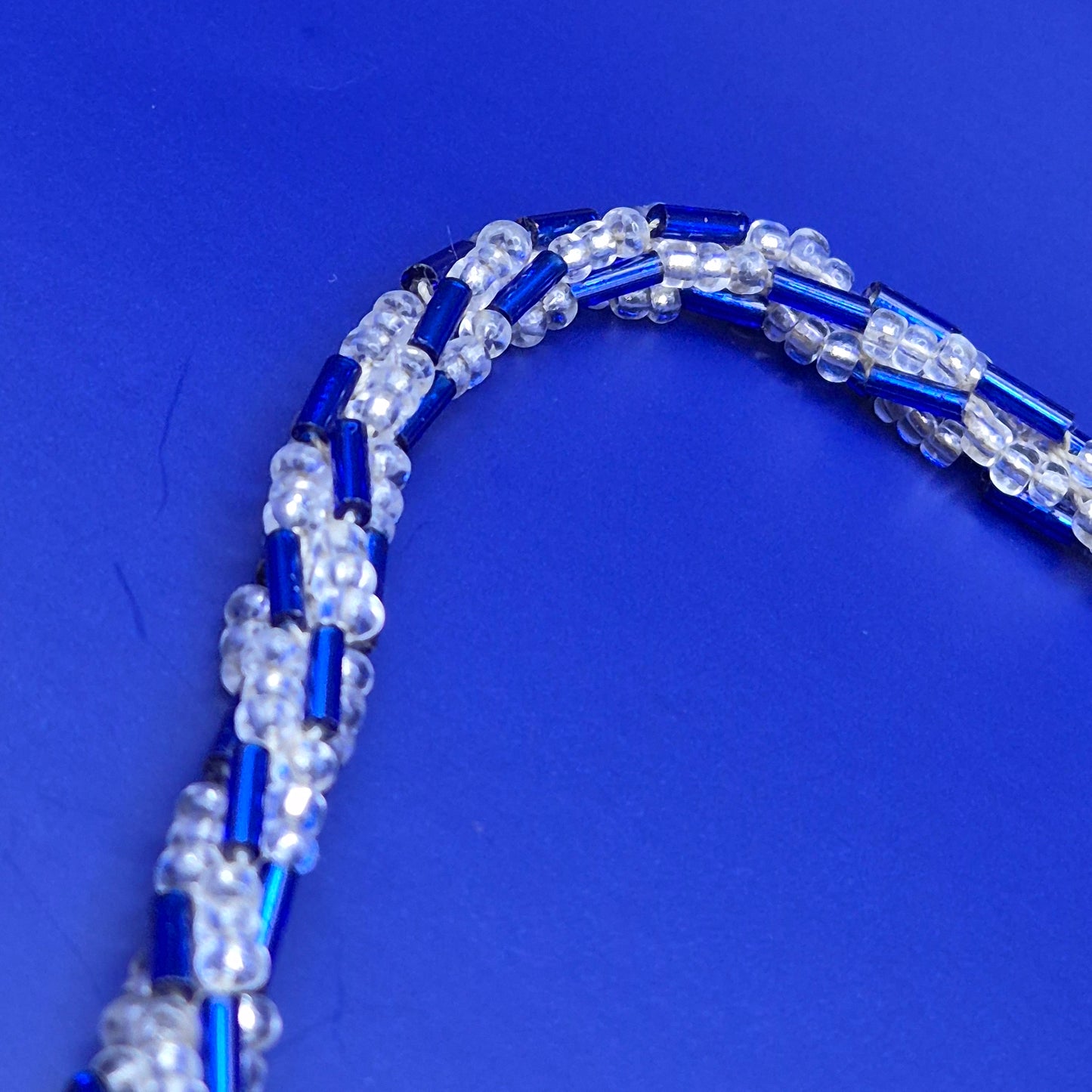 Vintage Kette Blau Weiß gedrehtes Design Glasperlen 45 cm