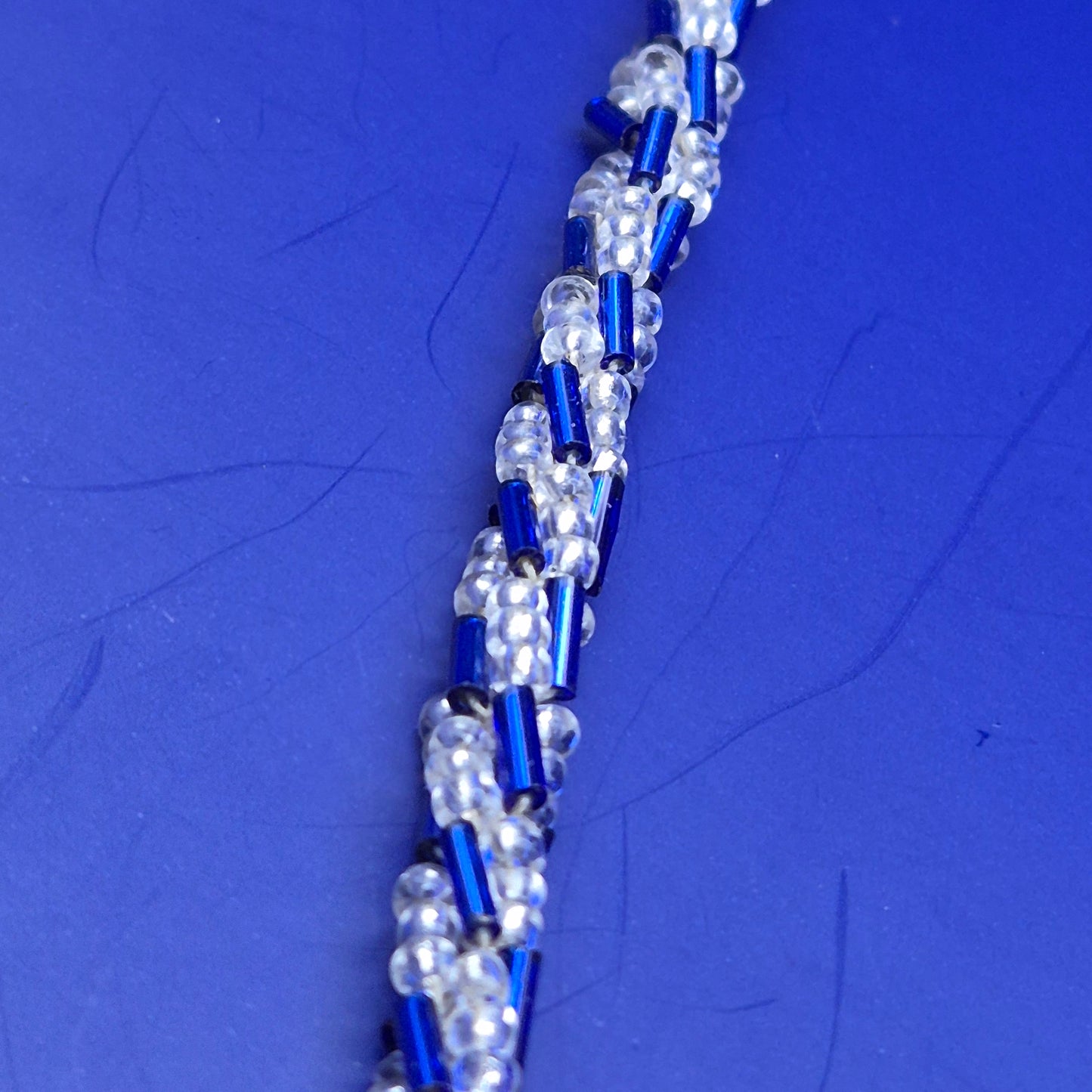 Vintage Kette Blau Weiß gedrehtes Design Glasperlen 45 cm
