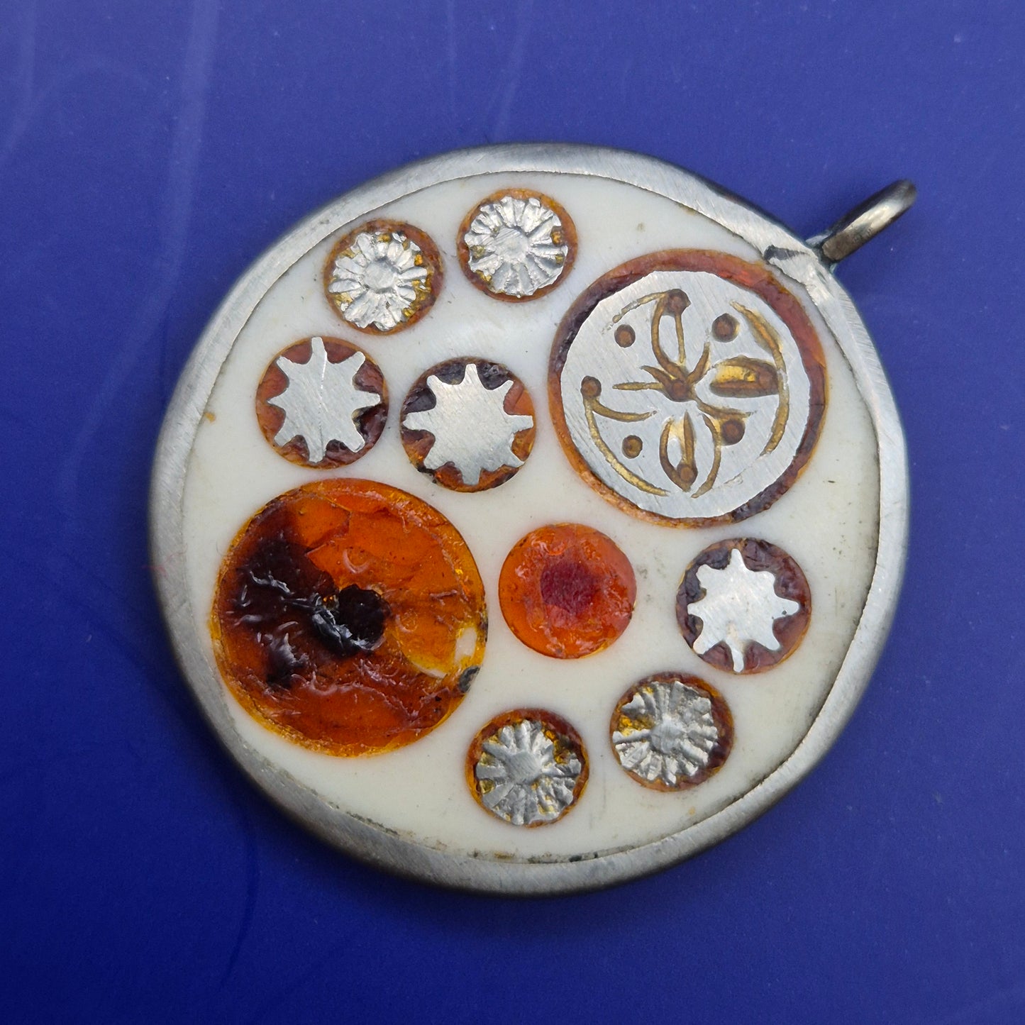 Einzigartiger Vintage Anhänger mit Bernstein- und Metalleinlagen