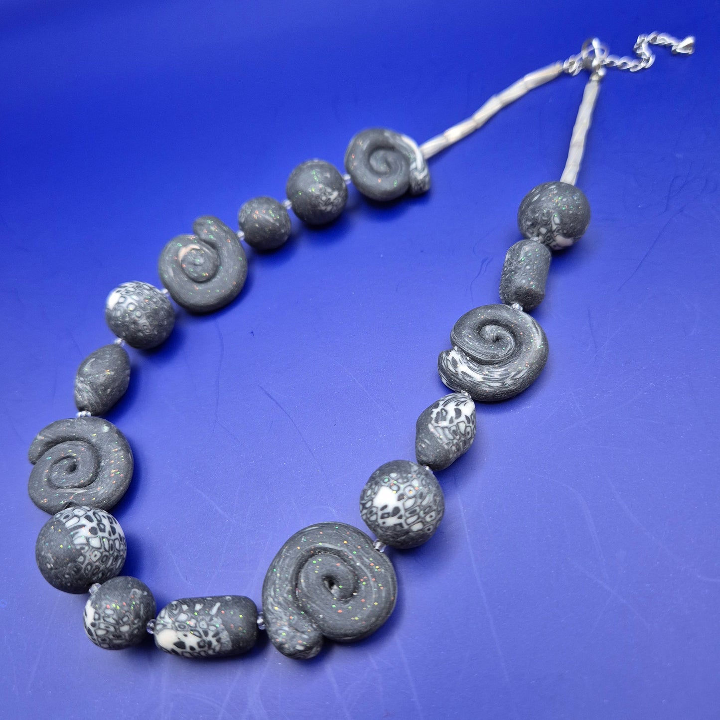 Statement Kette mit Ammoniten-Optik Perlen grau weiß 48 cm