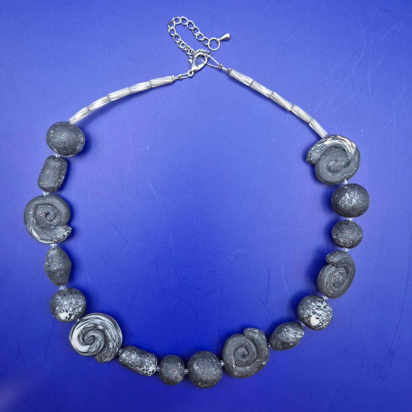 Statement Kette mit Ammoniten-Optik Perlen grau weiß 48 cm