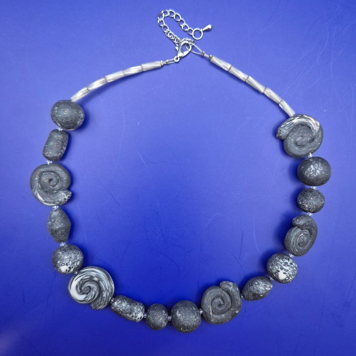 Statement Kette mit Ammoniten-Optik Perlen grau weiß 48 cm