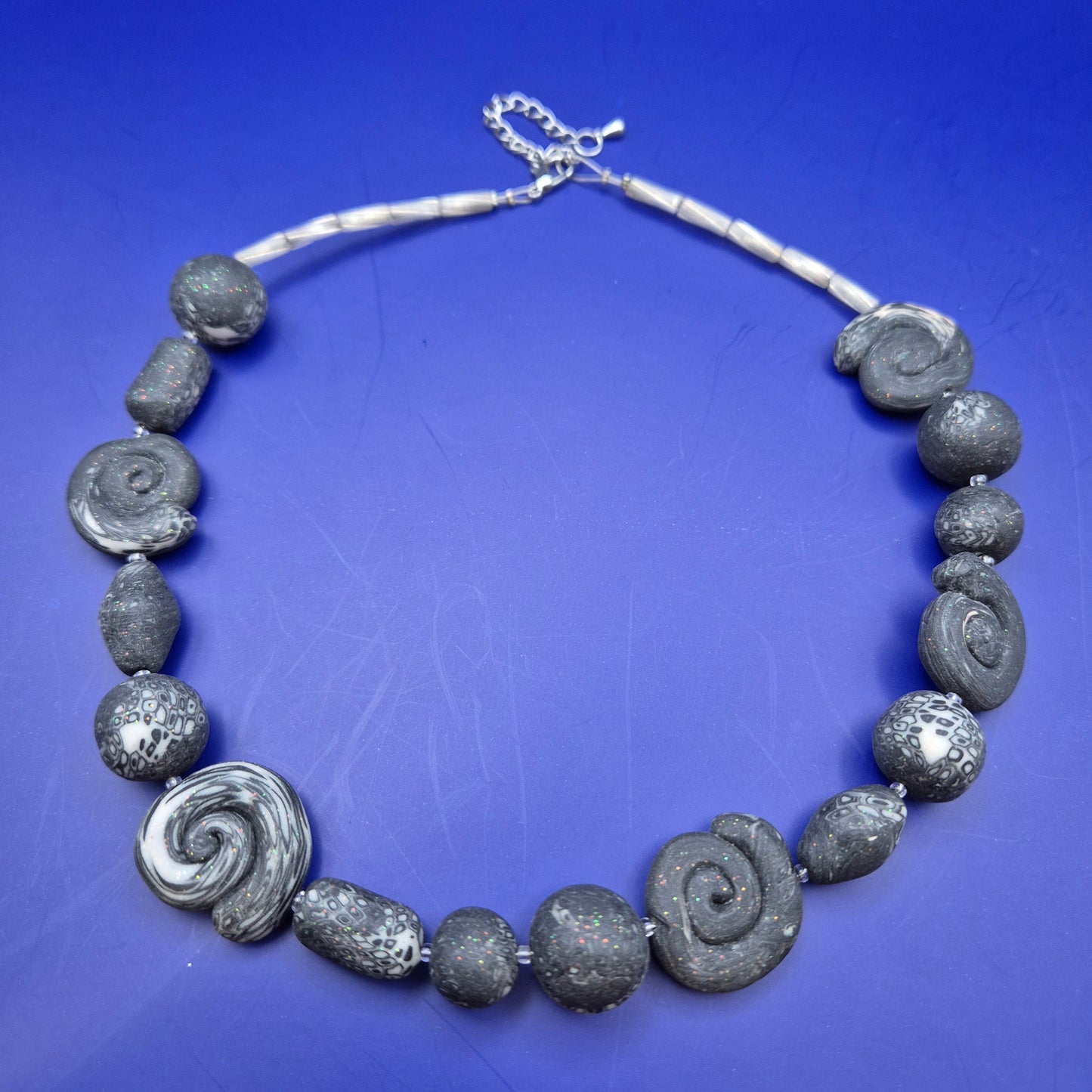 Statement Kette mit Ammoniten-Optik Perlen grau weiß 48 cm