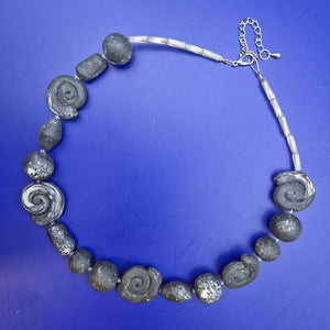Statement Kette mit Ammoniten-Optik Perlen grau weiß 48 cm