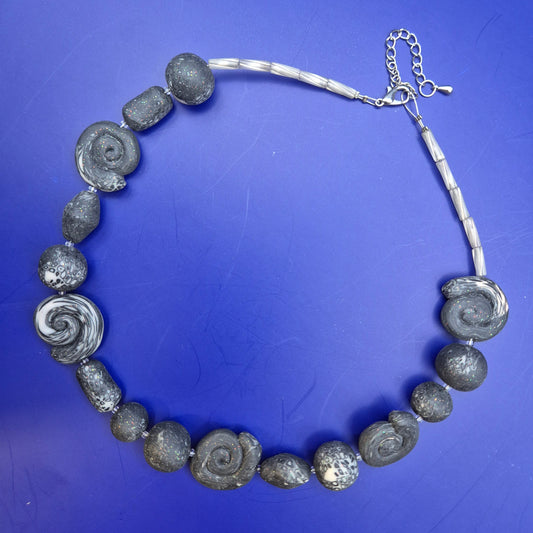 Statement Kette mit Ammoniten-Optik Perlen grau weiß 48 cm