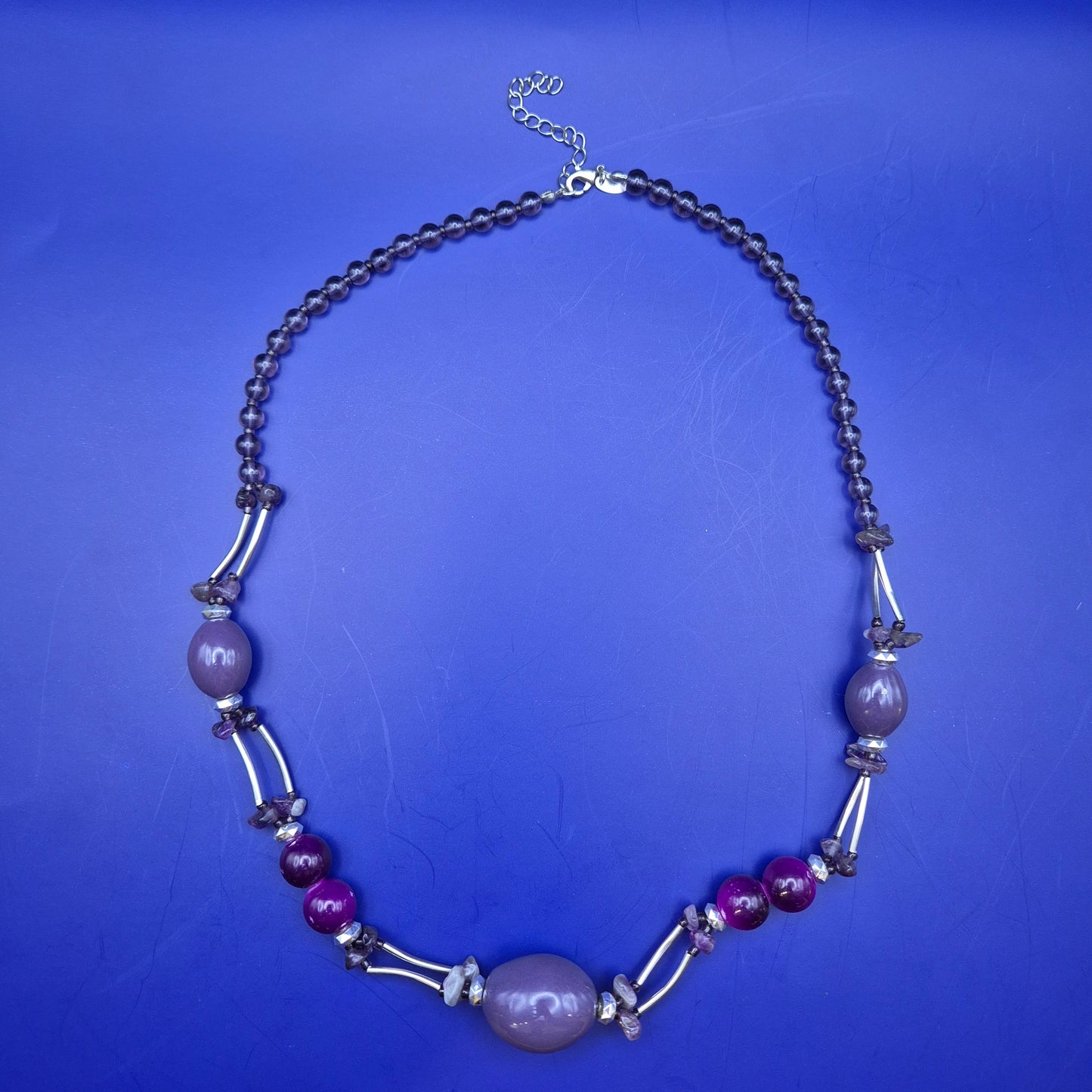 Lila Statement Kette mit Edelsteinoptik und Silberfarbenen Akzenten